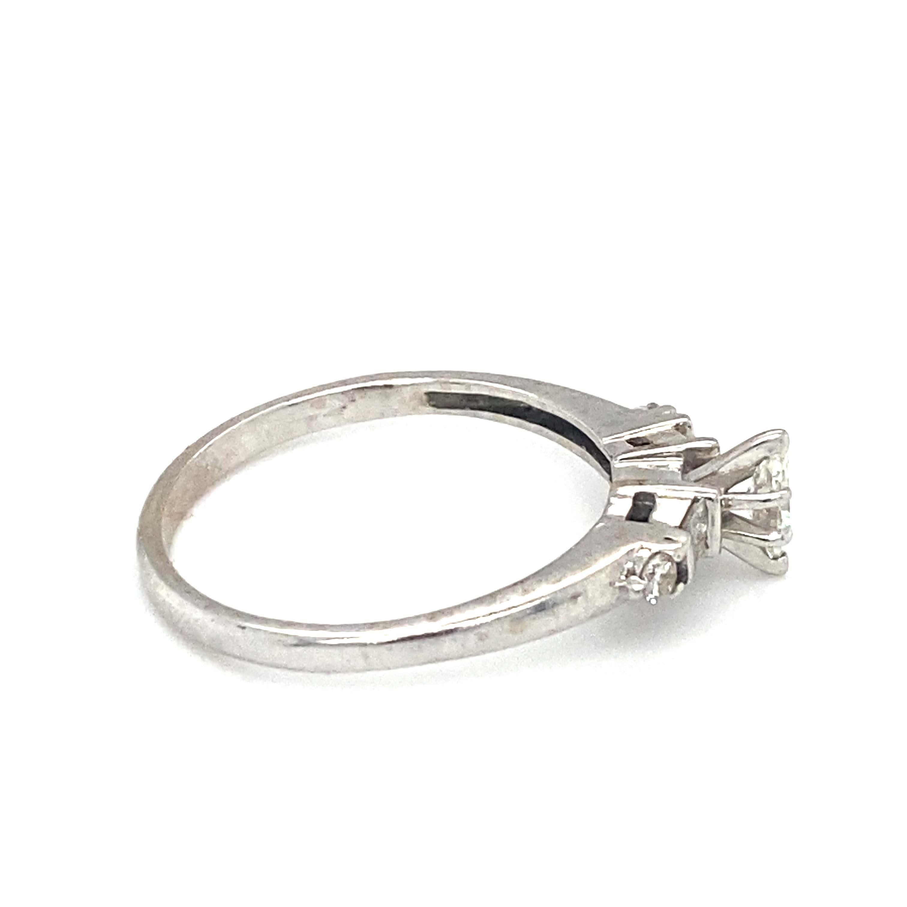Verlobungsring aus 14 Karat Weißgold mit 0,25 Karat Marquise-Diamant, ca. 1950er Jahre im Zustand „Gut“ in Hicksville, NY