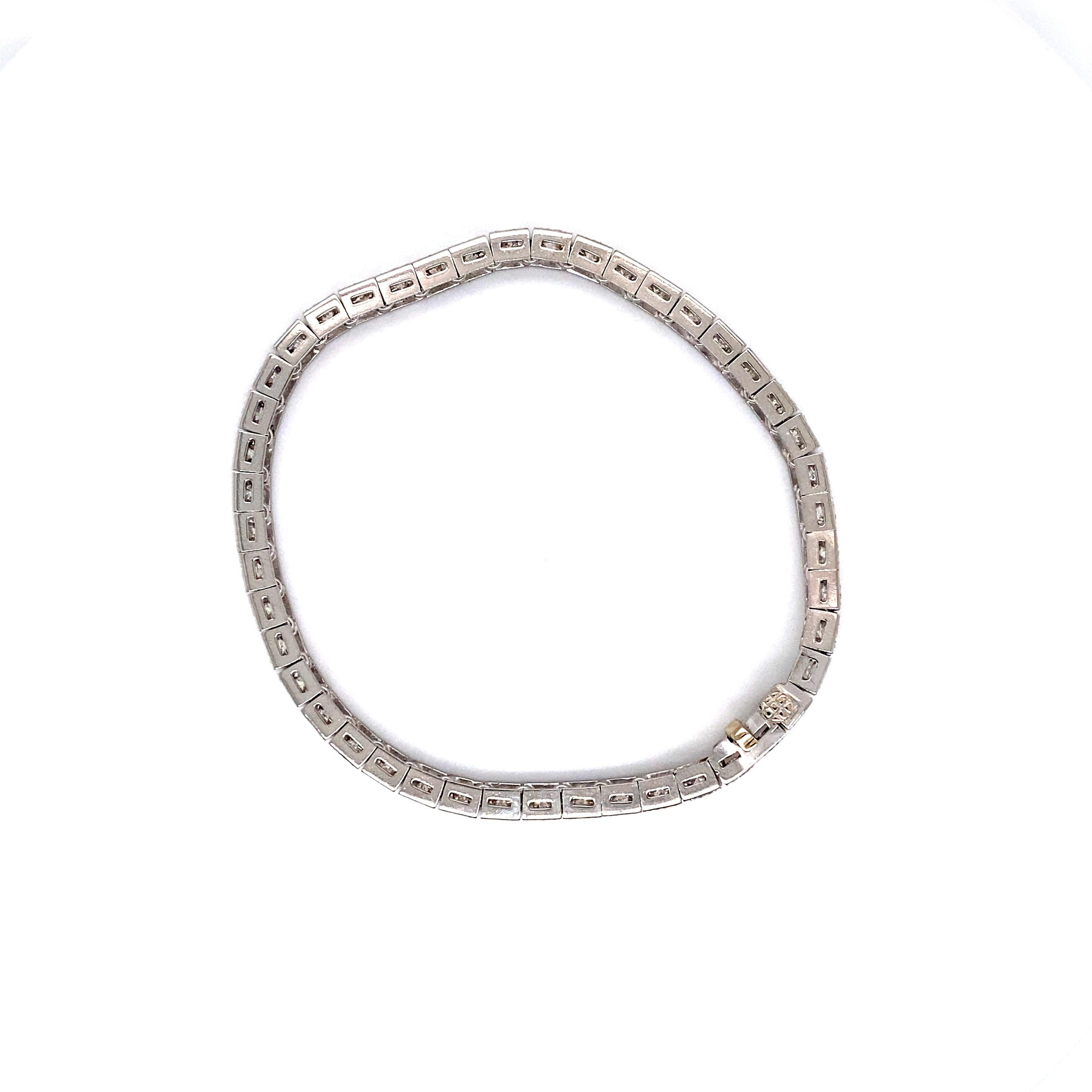 Etwa: 1950er Jahre
Metall-Typ: Platin
Gewicht: 19,1 Gramm
Länge: 7 Zoll

Details zum Diamanten:

Karat: 11,25 Karat Gesamtgewicht
Form: Runder Übergangsschliff
Farbe: G
Klarheit: VS