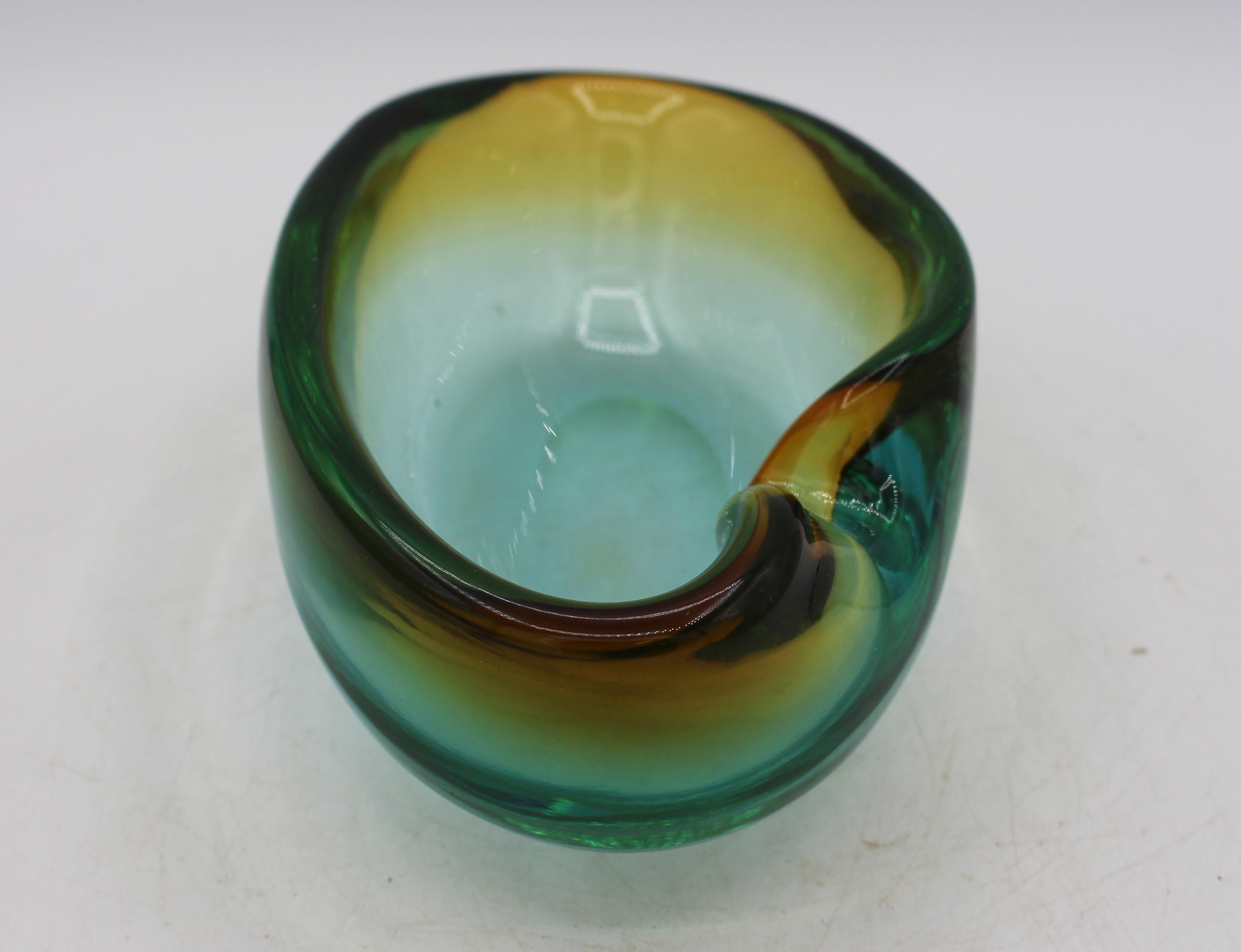 Amber to green Murano glass amorphous form cigar ashtray, circa 1950s. Sommerso technique - multi-hued effect created by dipping & fusing different colored glass pieces together. Attributed to Flavio Poli for Seguso Vetri d'Arte. Fine used