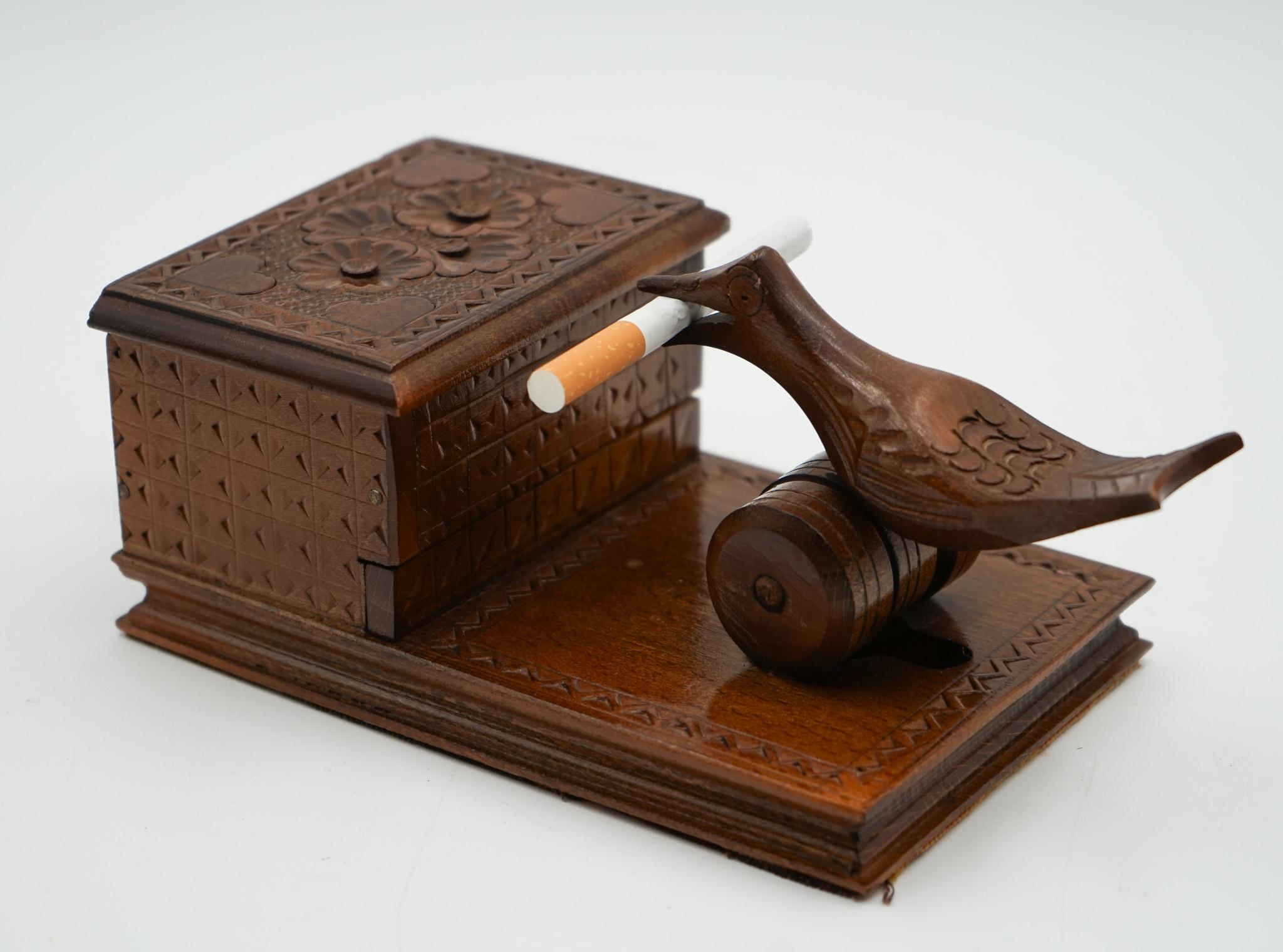 SCATOLA DISPENSER PER SIGARETTE BIRDIE CIRCA 1950, in legno scolpito in vendita 3