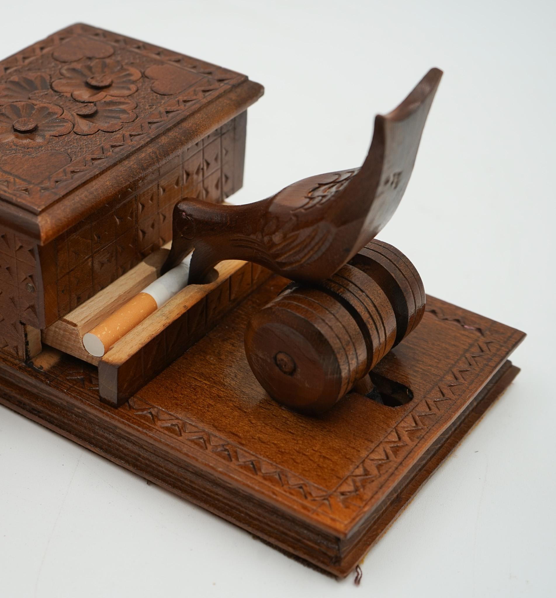 SCATOLA DISPENSER PER SIGARETTE BIRDIE CIRCA 1950, in legno scolpito in vendita 4