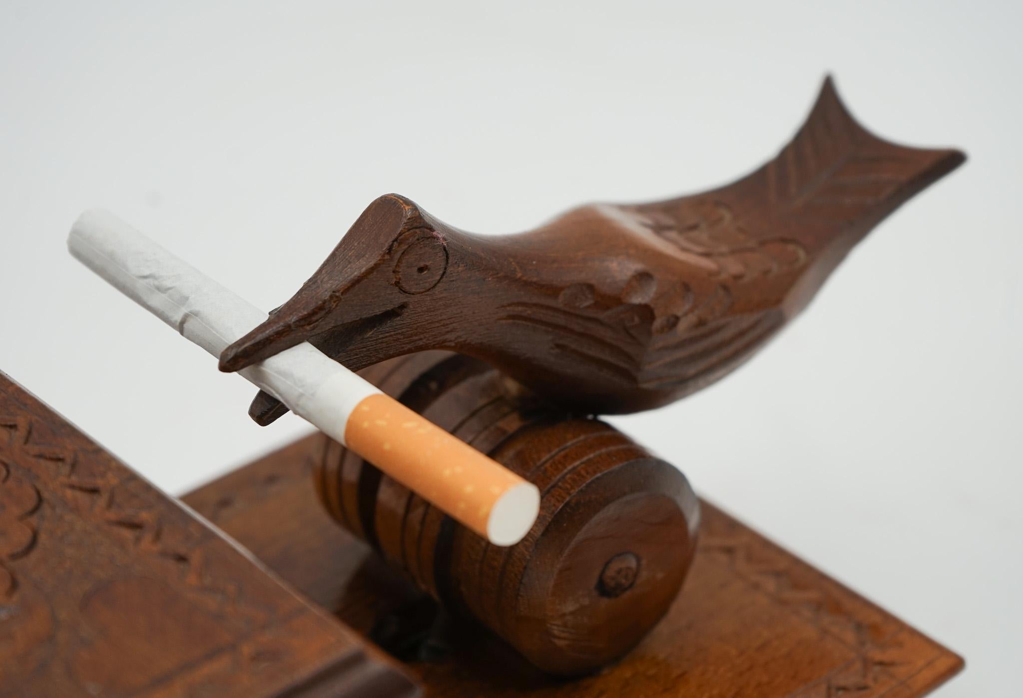 SCATOLA DISPENSER PER SIGARETTE BIRDIE CIRCA 1950, in legno scolpito in vendita 5