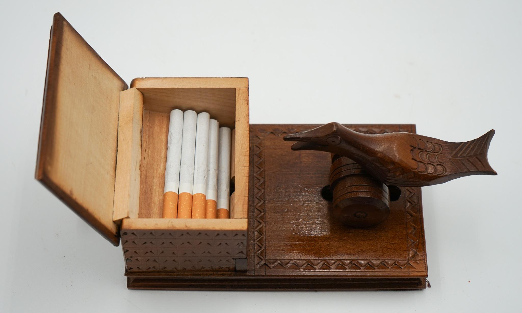 SCATOLA DISPENSER PER SIGARETTE BIRDIE CIRCA 1950, in legno scolpito in vendita 6