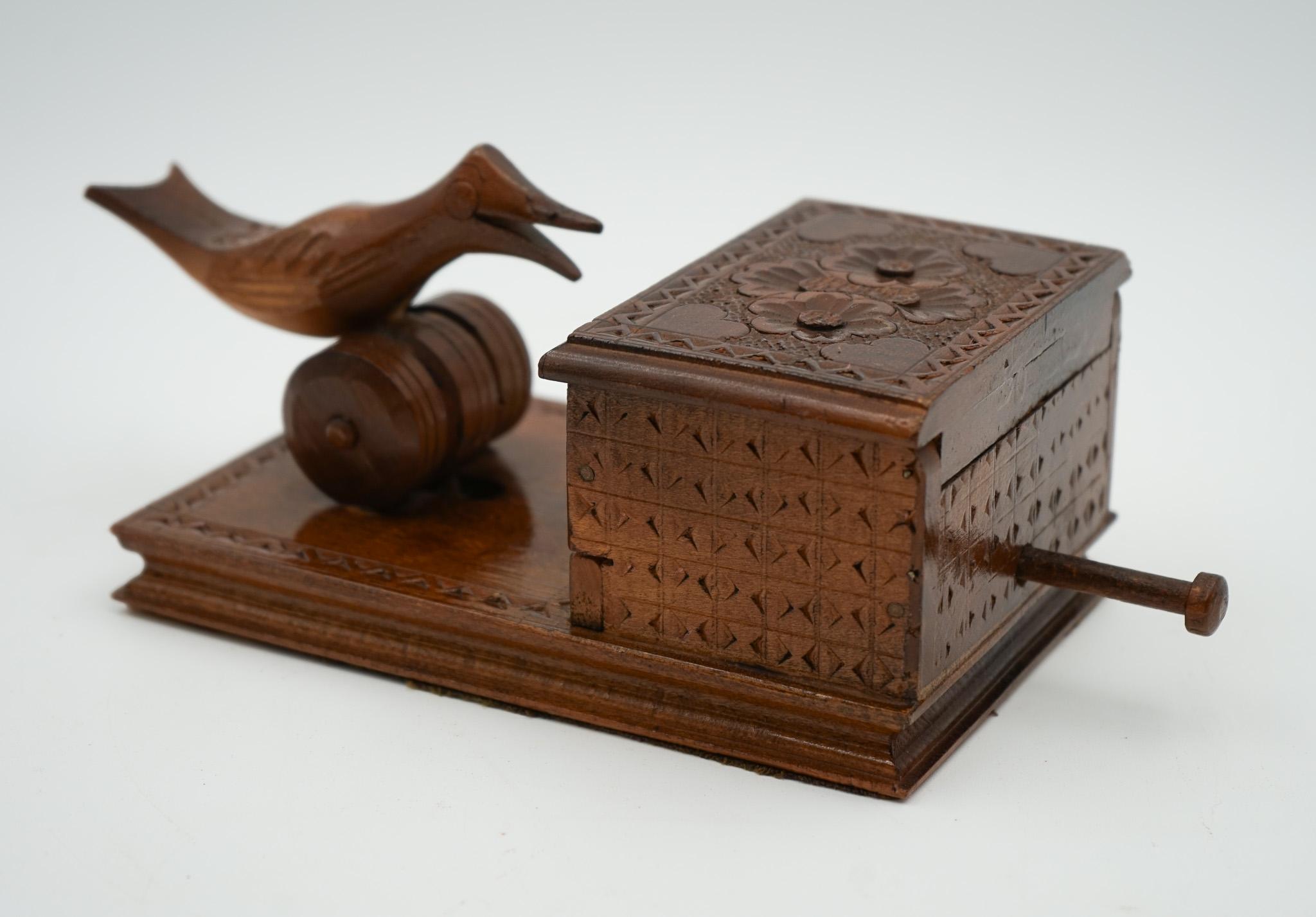 SCATOLA DISPENSER PER SIGARETTE BIRDIE CIRCA 1950, in legno scolpito in vendita 7