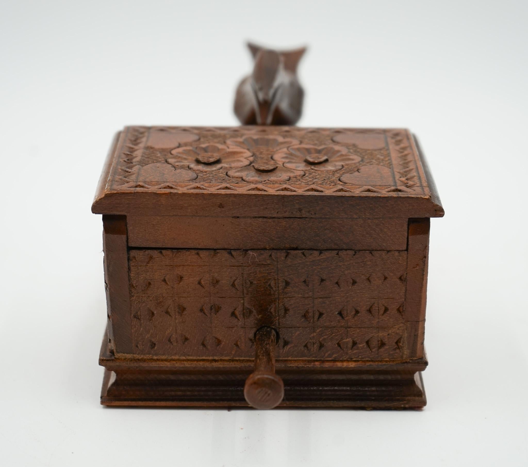 SCATOLA DISPENSER PER SIGARETTE BIRDIE CIRCA 1950, in legno scolpito in vendita 8