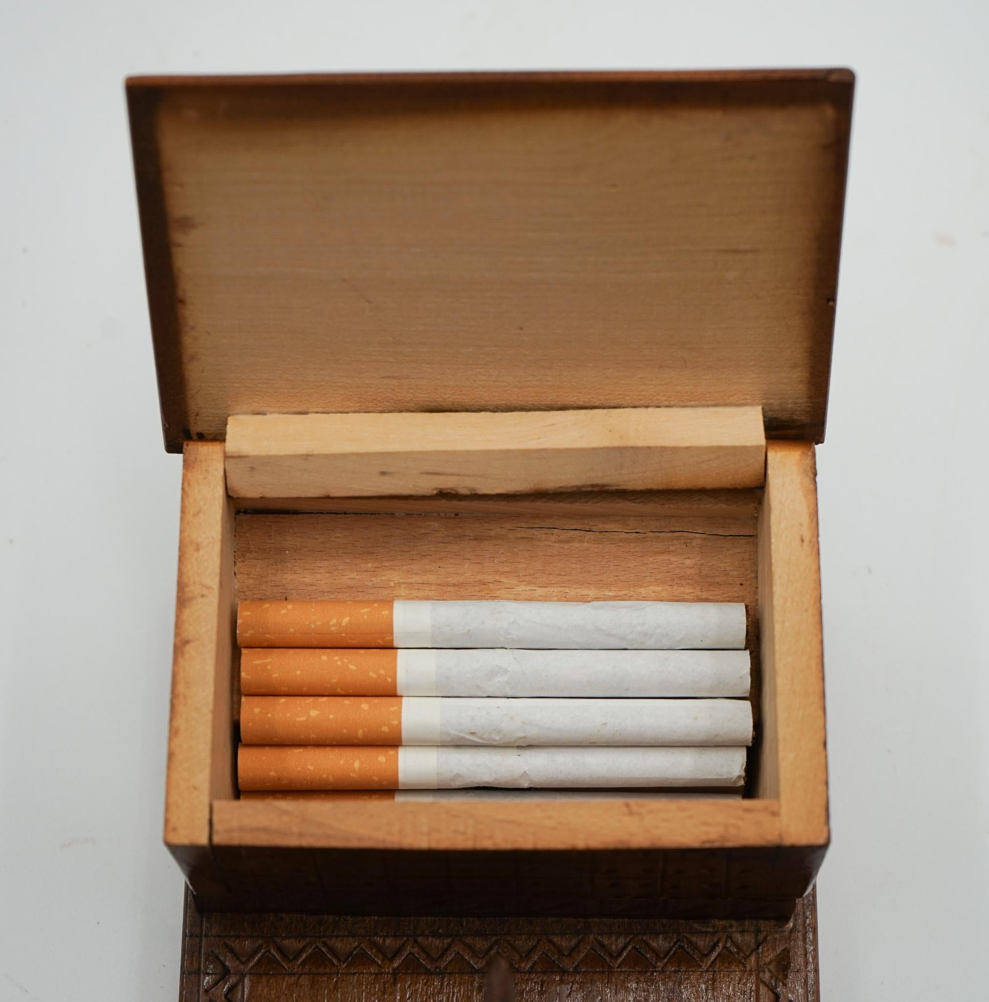 SCATOLA DISPENSER PER SIGARETTE BIRDIE CIRCA 1950, in legno scolpito in vendita 9