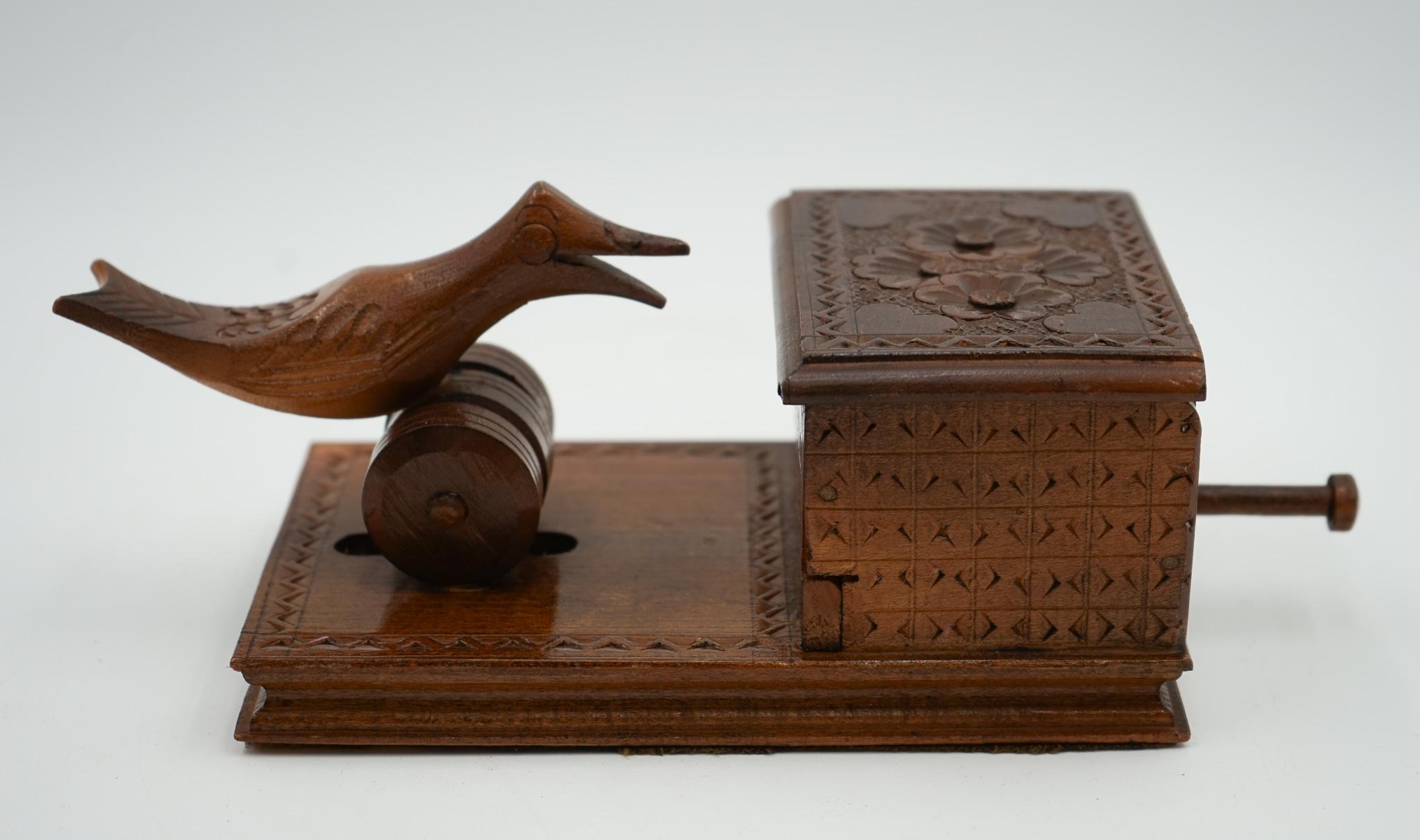 
Antiquariato di Londra


Un delizioso dispenser di sigarette 