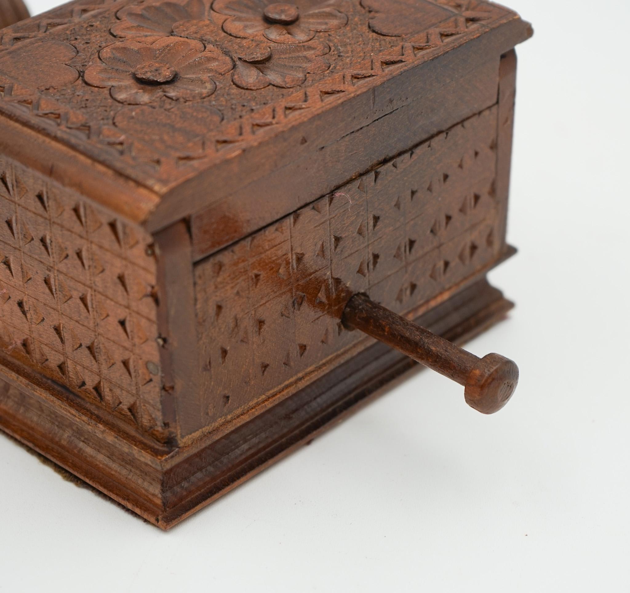 Britannico SCATOLA DISPENSER PER SIGARETTE BIRDIE CIRCA 1950, in legno scolpito in vendita