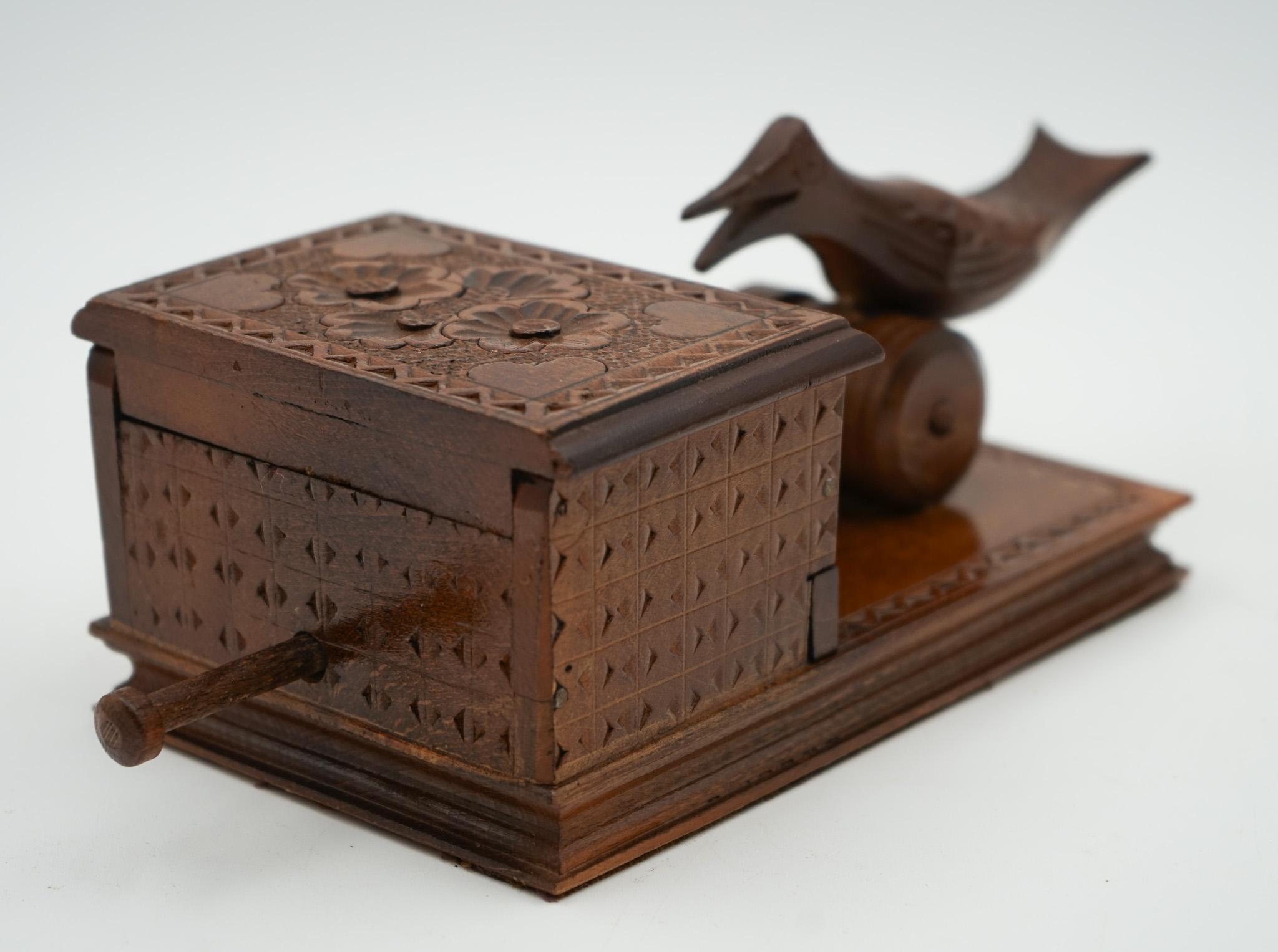 Fatto a mano SCATOLA DISPENSER PER SIGARETTE BIRDIE CIRCA 1950, in legno scolpito in vendita