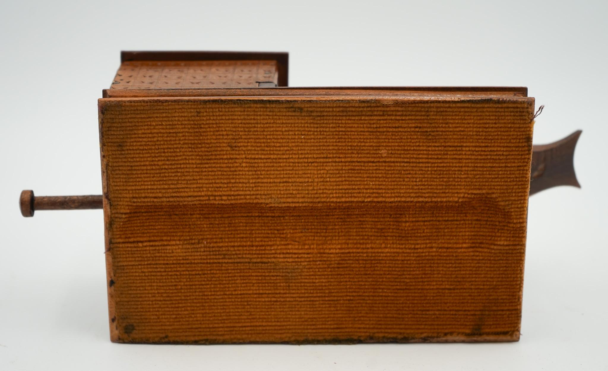 SCATOLA DISPENSER PER SIGARETTE BIRDIE CIRCA 1950, in legno scolpito In condizioni buone in vendita a Pulborough, GB