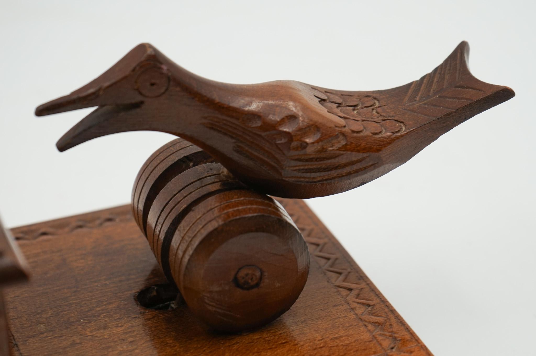 XX secolo SCATOLA DISPENSER PER SIGARETTE BIRDIE CIRCA 1950, in legno scolpito in vendita