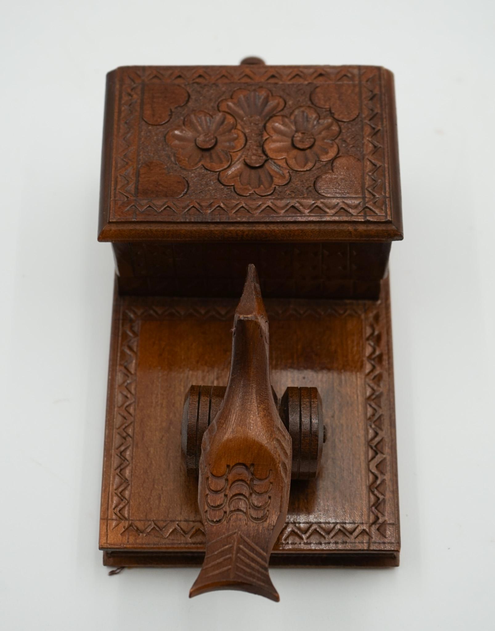 Legno massiccio SCATOLA DISPENSER PER SIGARETTE BIRDIE CIRCA 1950, in legno scolpito in vendita