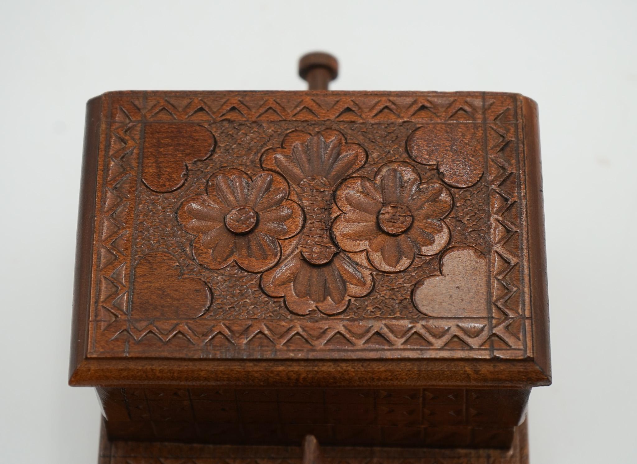 SCATOLA DISPENSER PER SIGARETTE BIRDIE CIRCA 1950, in legno scolpito in vendita 1