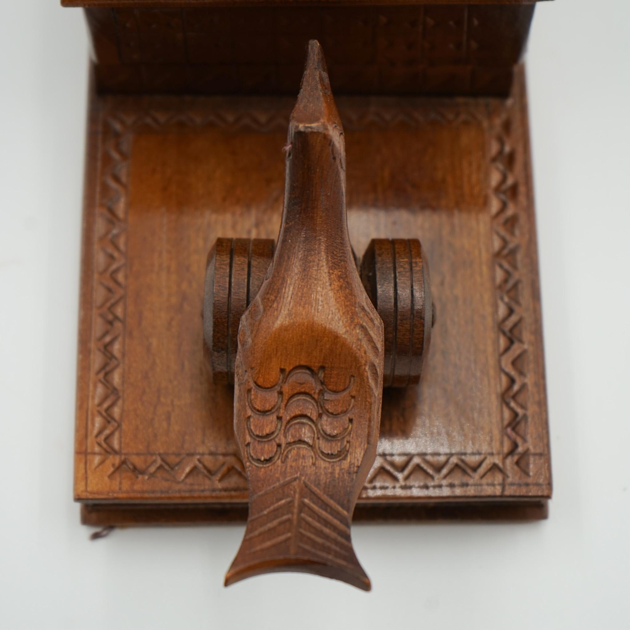 SCATOLA DISPENSER PER SIGARETTE BIRDIE CIRCA 1950, in legno scolpito in vendita 2