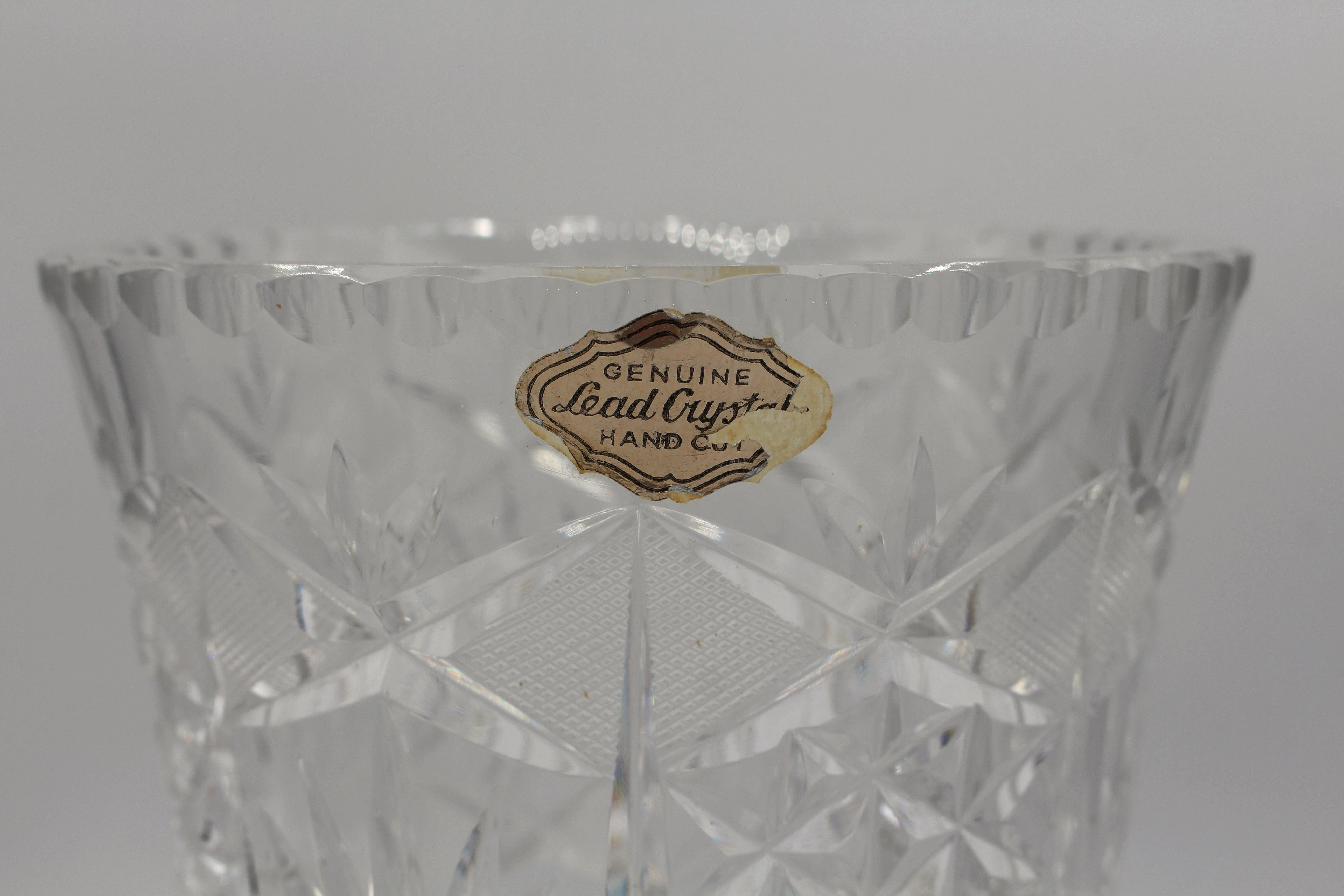 Vase en cristal taillé acheté en Tchécoslovaquie dans les années 1950. Dans l'excellente tradition du travail du verre de Bohème - bien taillé avec des étoiles, des diamants et une bordure en demi-lune.  Conserve l'étiquette usagée 