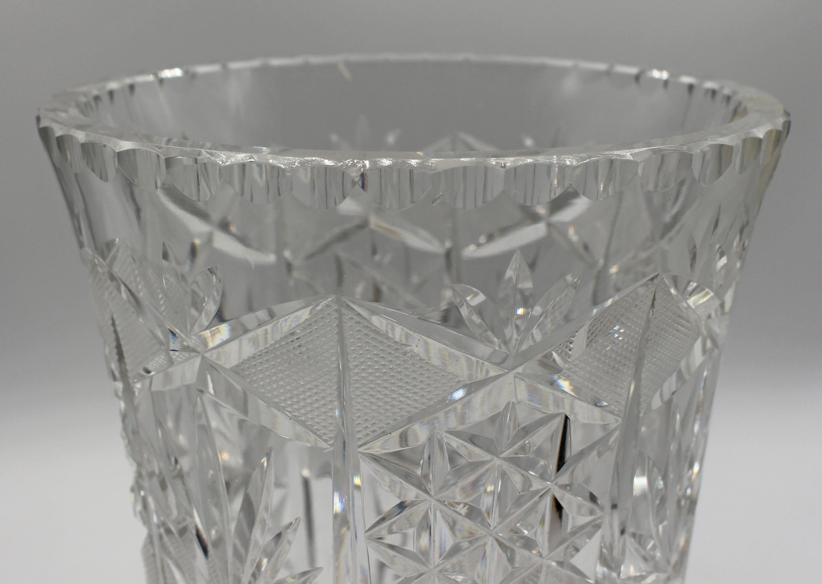 Vase en cristal tchèque taillé, circa 1950 Bon état - En vente à Chapel Hill, NC