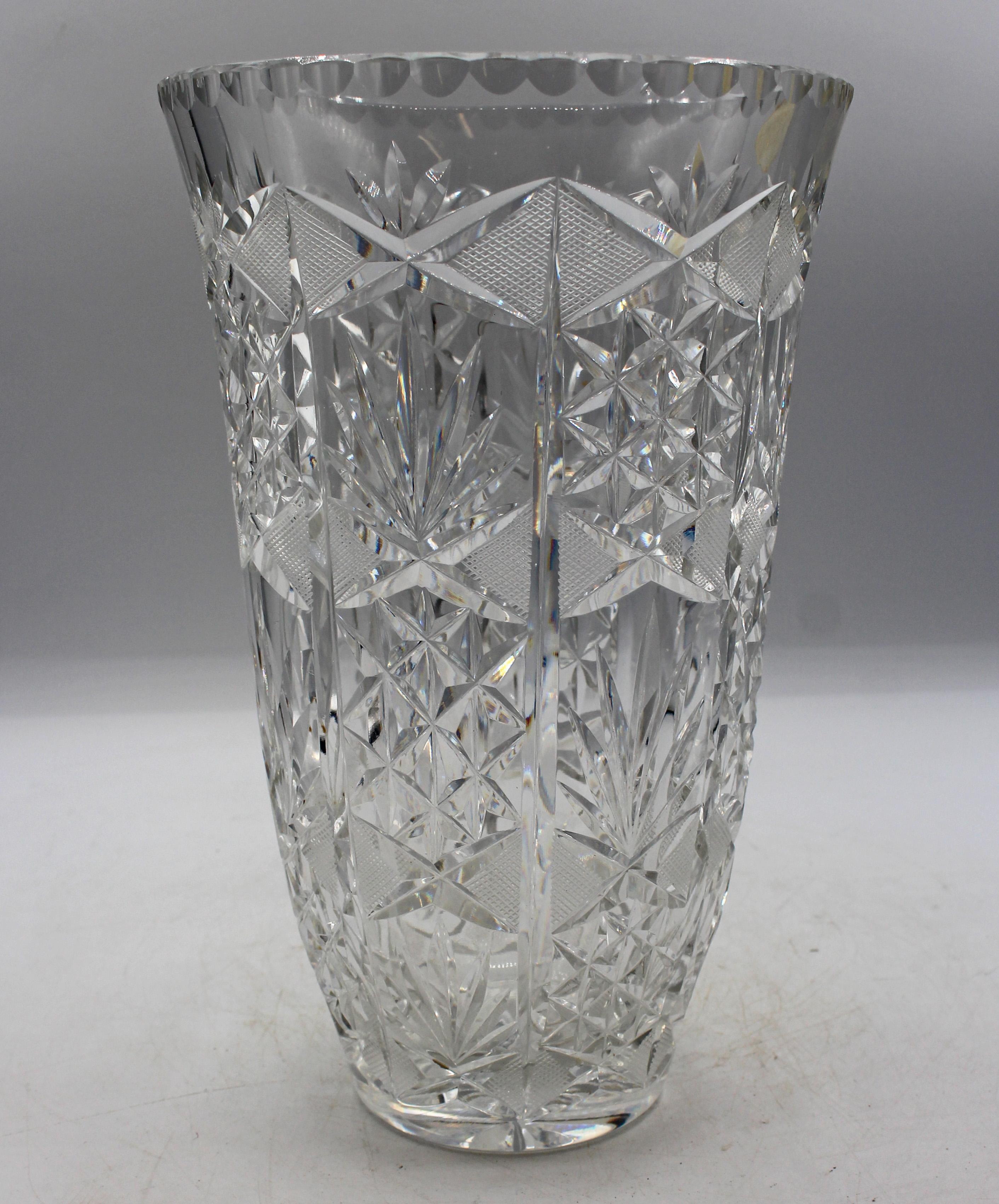 Milieu du XXe siècle Vase en cristal tchèque taillé, circa 1950 en vente