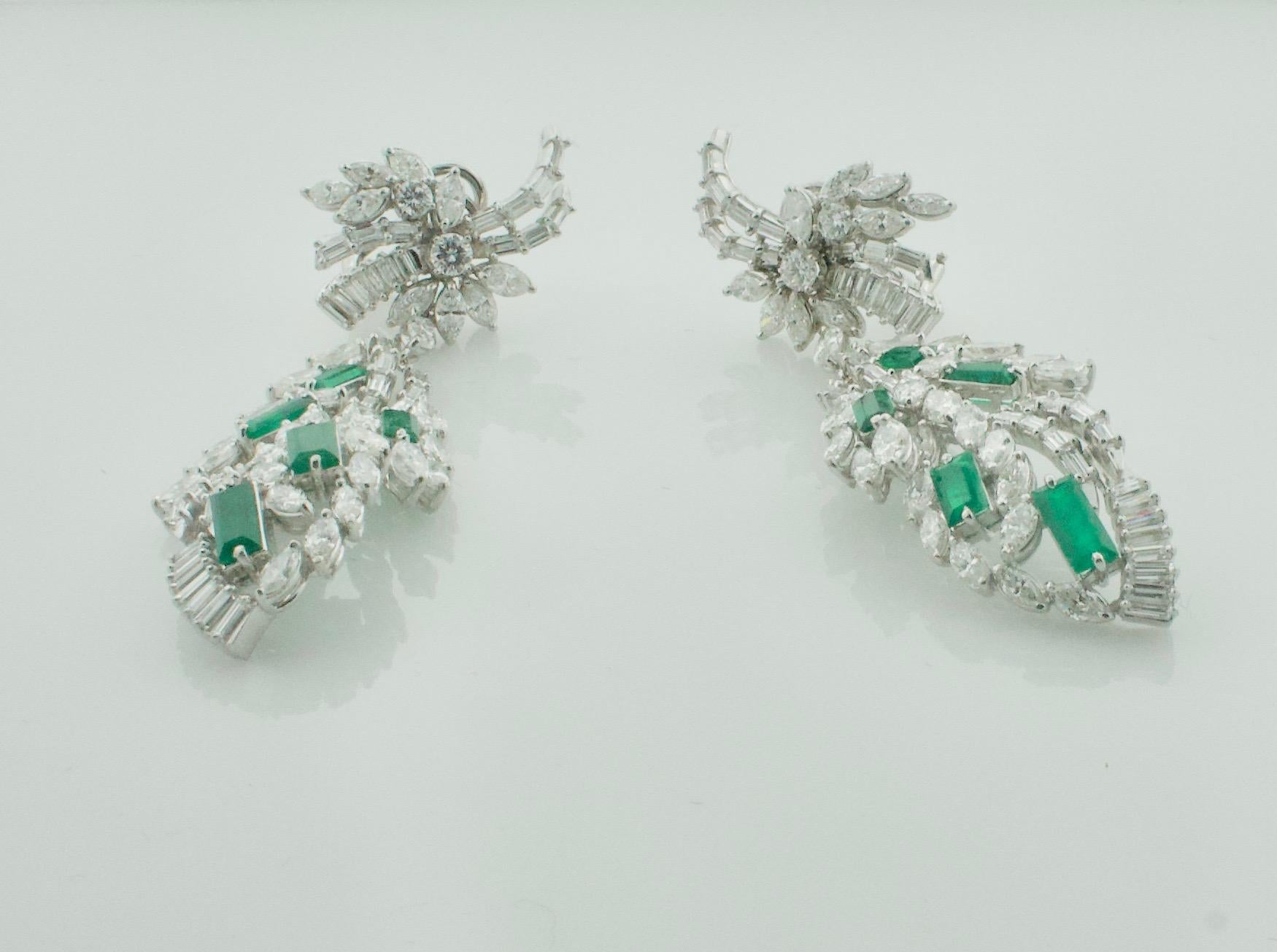 Um 1950 baumelnde Diamant- und Smaragd-Ohrringe aus Platin
10 Smaragde im Baguetteschliff mit einem Gewicht von ca. 2,00 Karat [hell und ohne mit bloßem Auge sichtbare Mängel]
4 runde Diamanten im Brillantschliff mit einem Gewicht von ca. 0,50 Karat