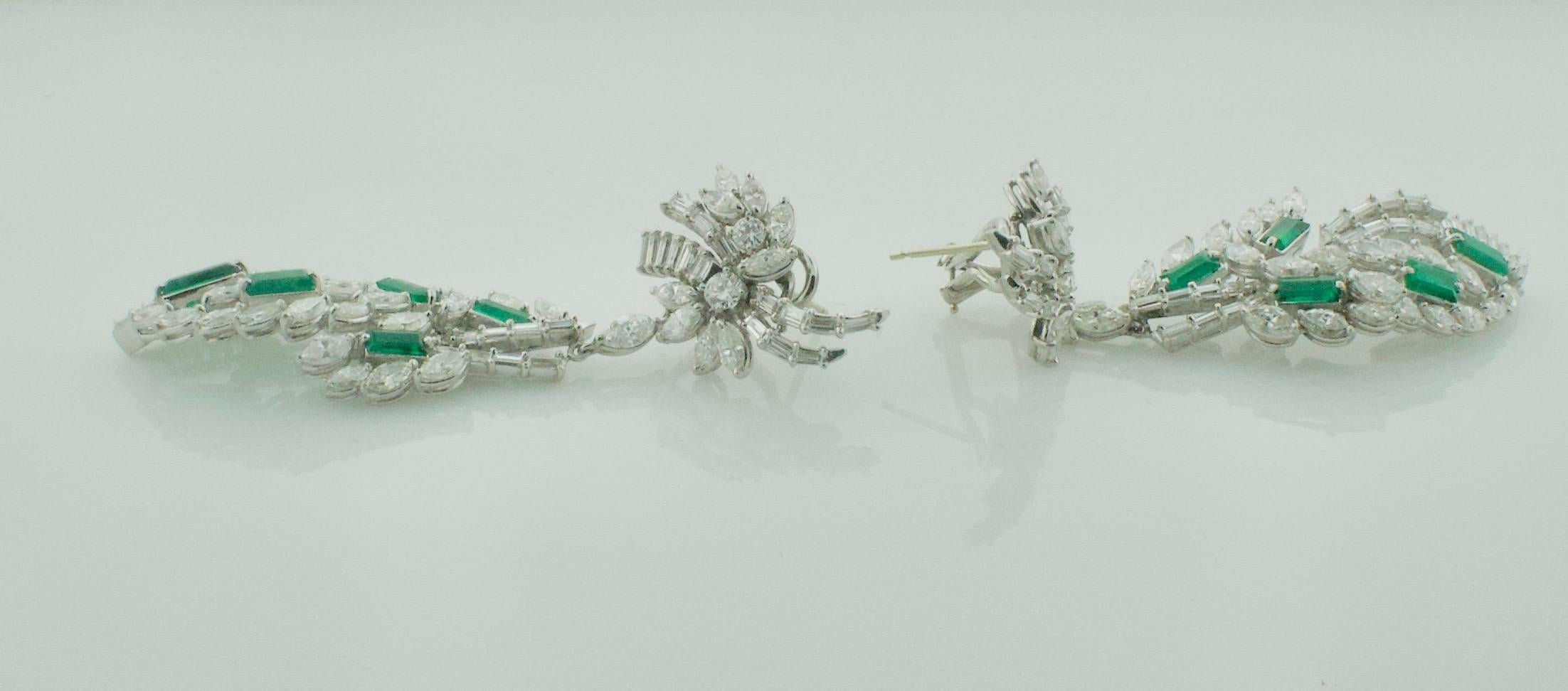Ohrringe aus Platin mit baumelnden Diamanten und Smaragden aus den 1950er Jahren (Marquiseschliff) im Angebot