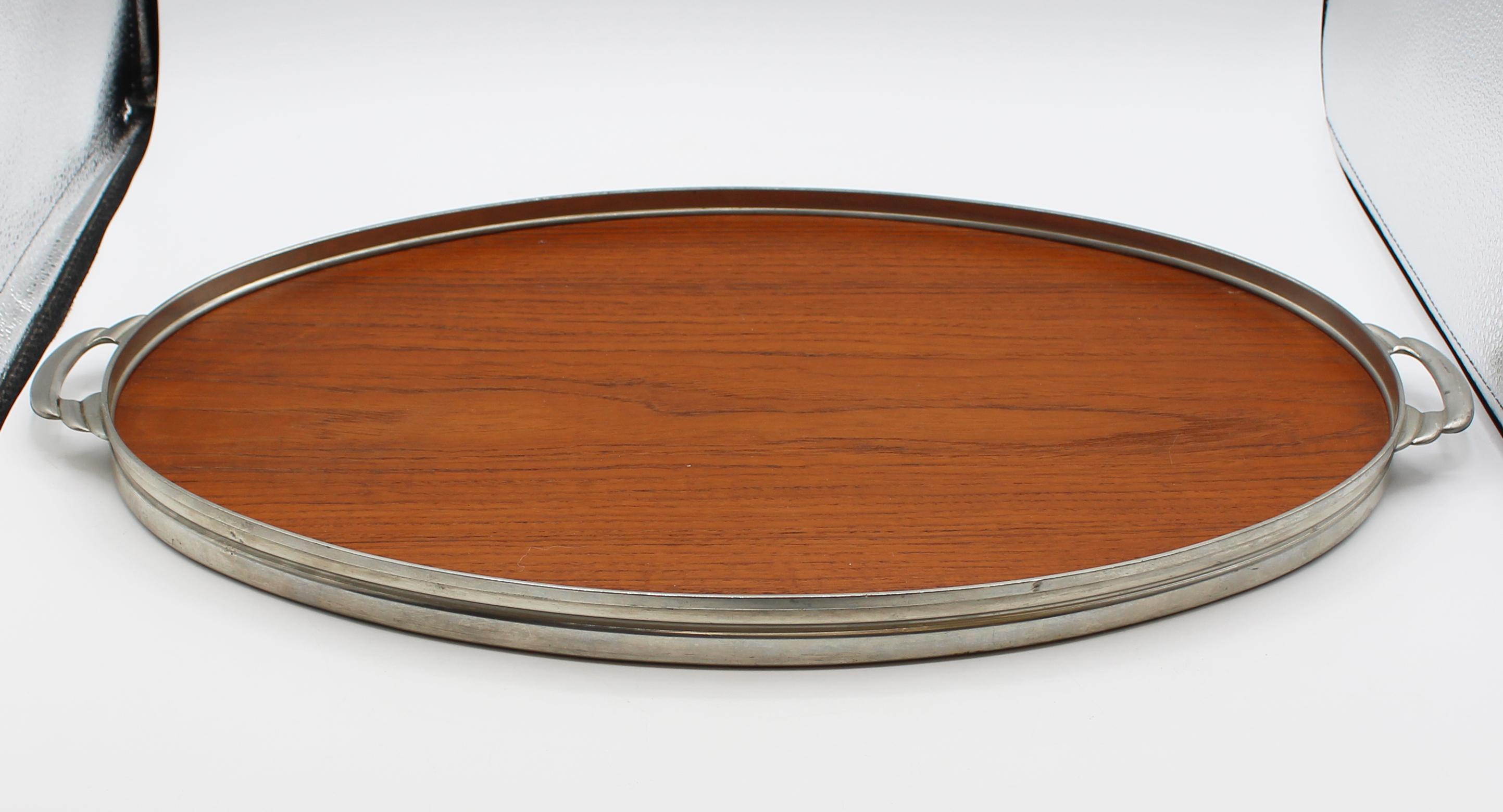 Mid-Century Modern CIRCA - Plateau à cocktail ovale hollandais en teck et étain des années 1950 en vente