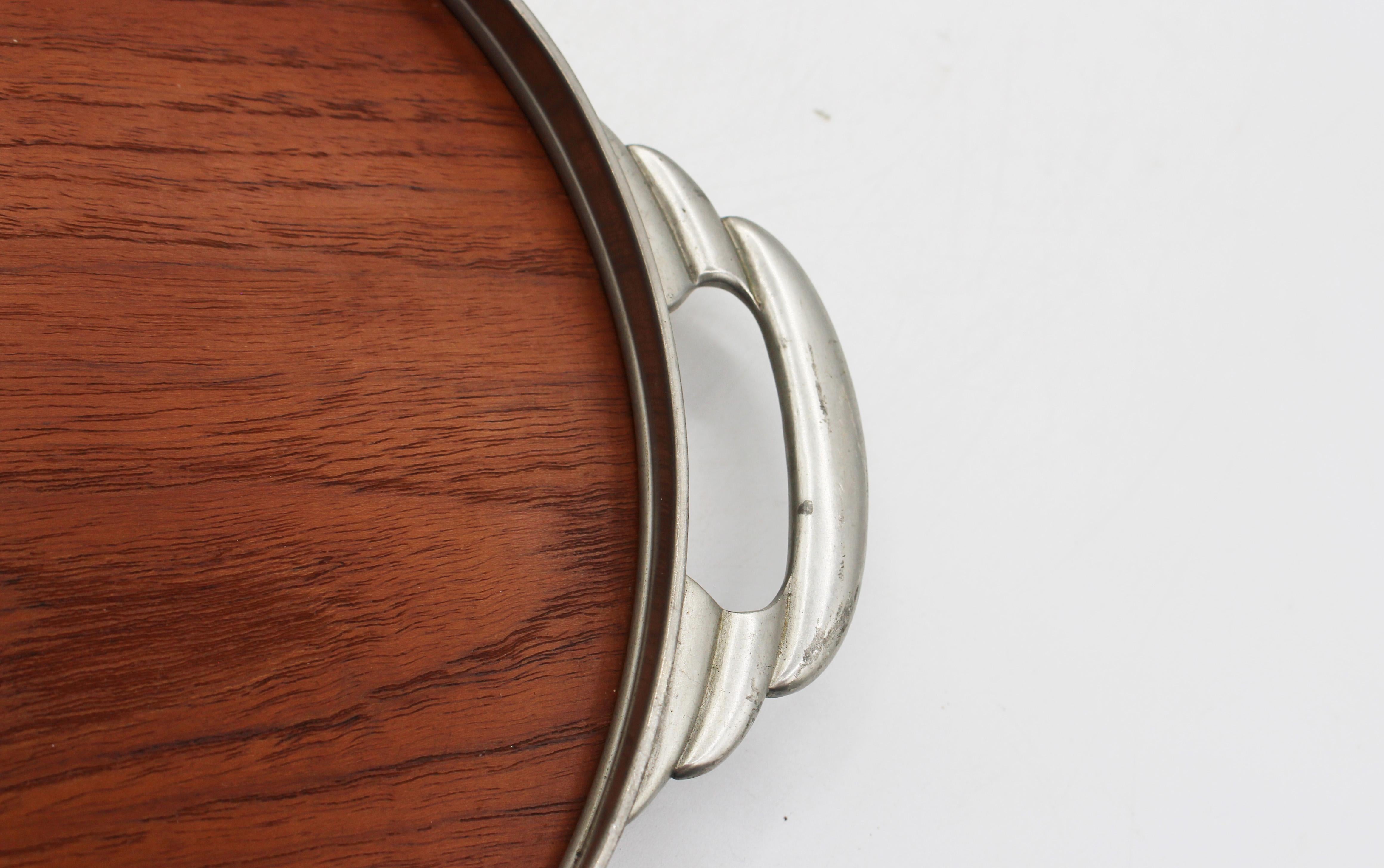 CIRCA - Plateau à cocktail ovale hollandais en teck et étain des années 1950 Bon état - En vente à Chapel Hill, NC