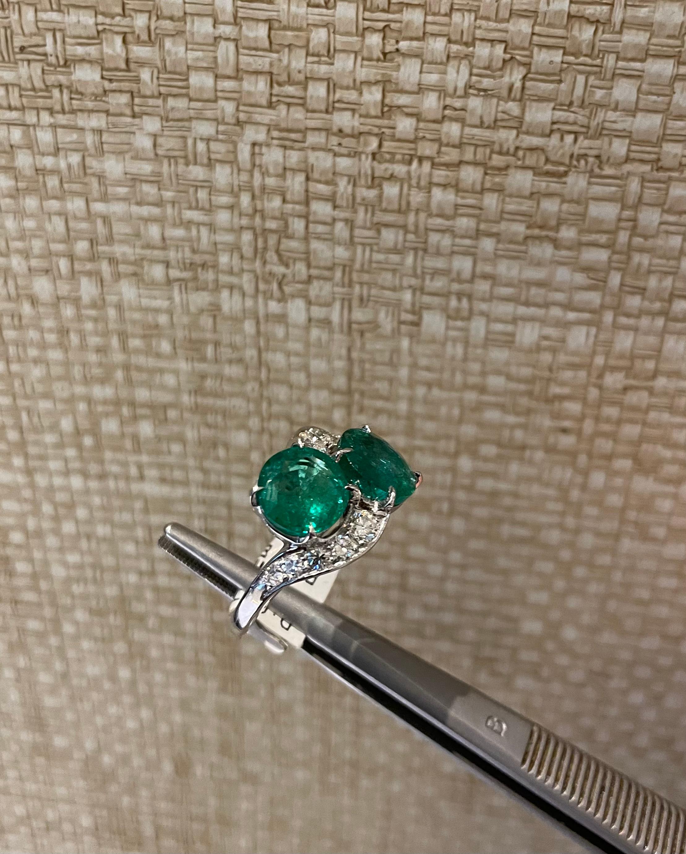 Ring aus Platin mit Smaragd und Diamant aus den 1950er Jahren (Rundschliff) im Angebot