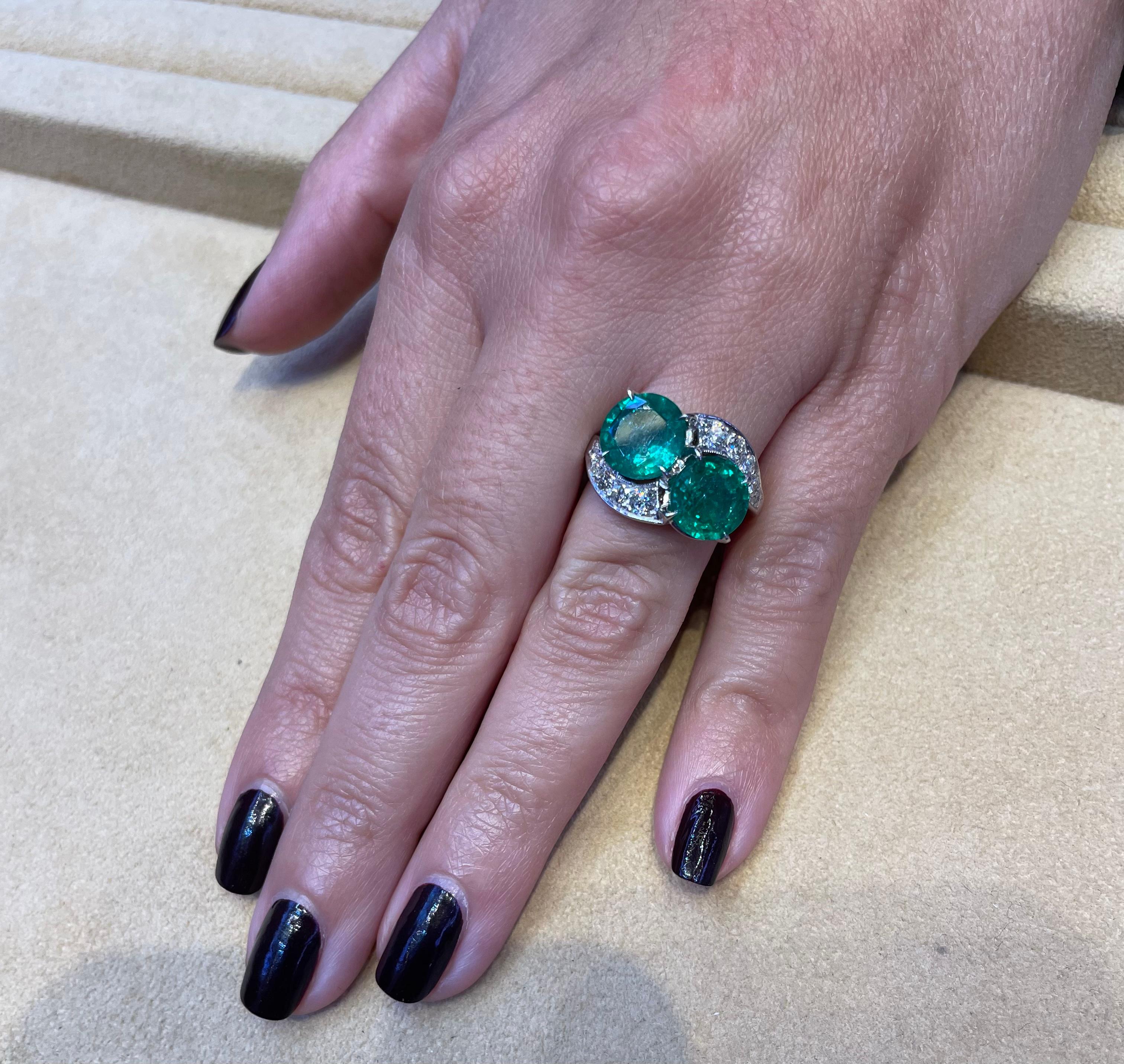 Ring aus Platin mit Smaragd und Diamant aus den 1950er Jahren im Angebot 1