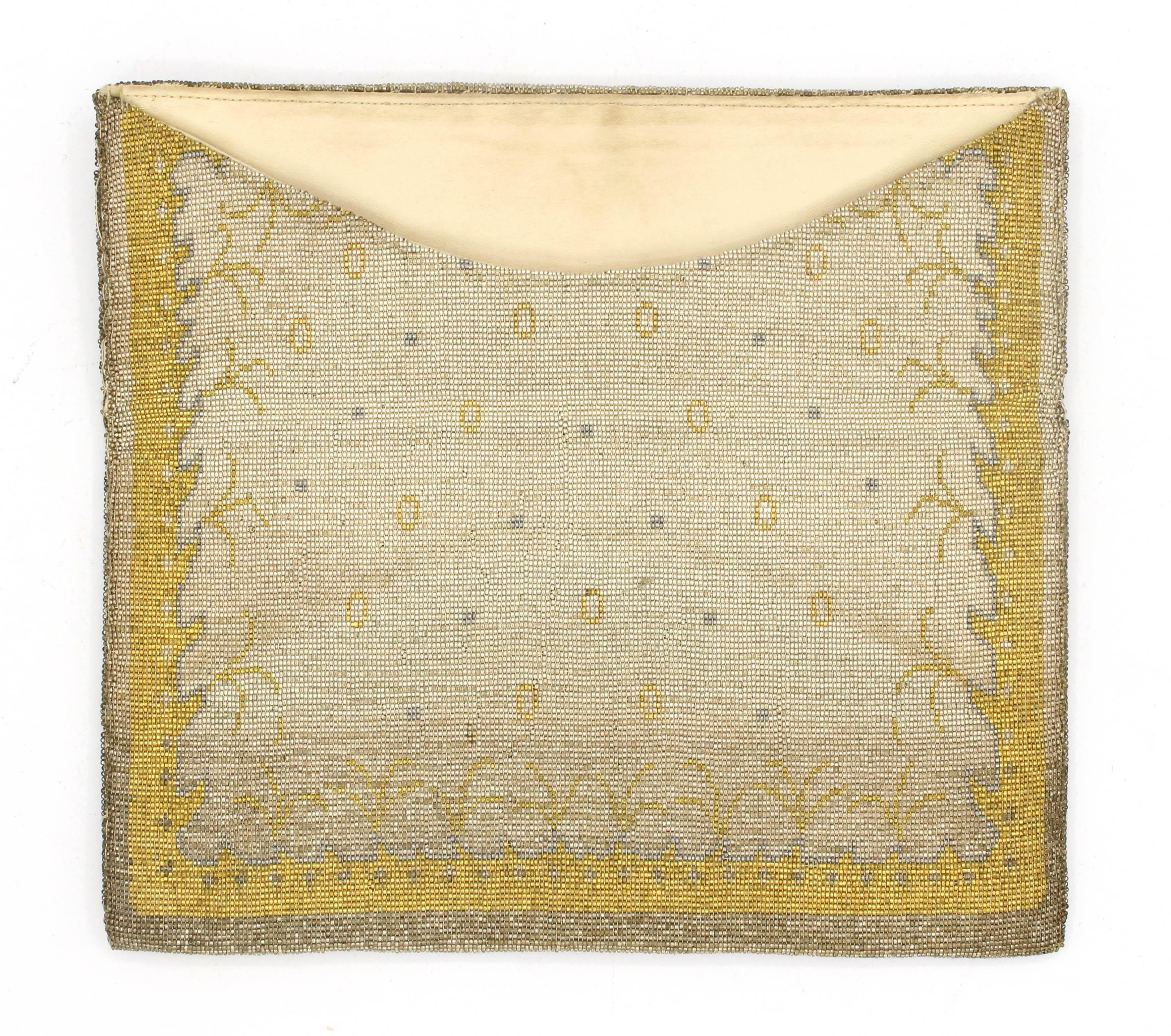 Pochette de soirée de Tribout of Paris, fabriquée en France dans les années 1950. Perles microscopiques d'argent, d'or et de platine tissées. Doublé de soie. Légèrement terni sauf sous le rabat. Usures dues à l'âge et à l'utilisation.

7 3/4