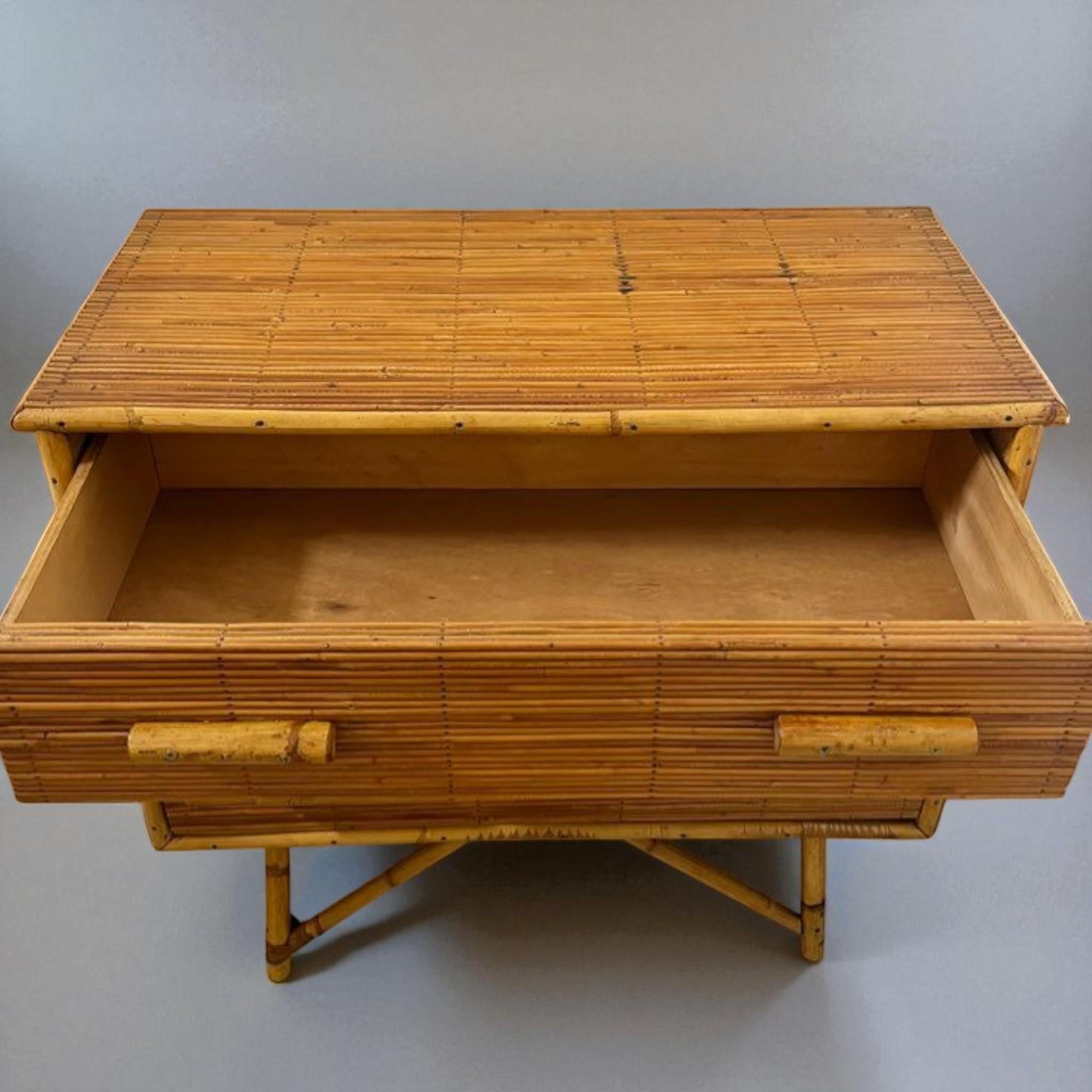 Alrededor de 1950  Diseño francés  Construcción de bambú y ratán en venta 3