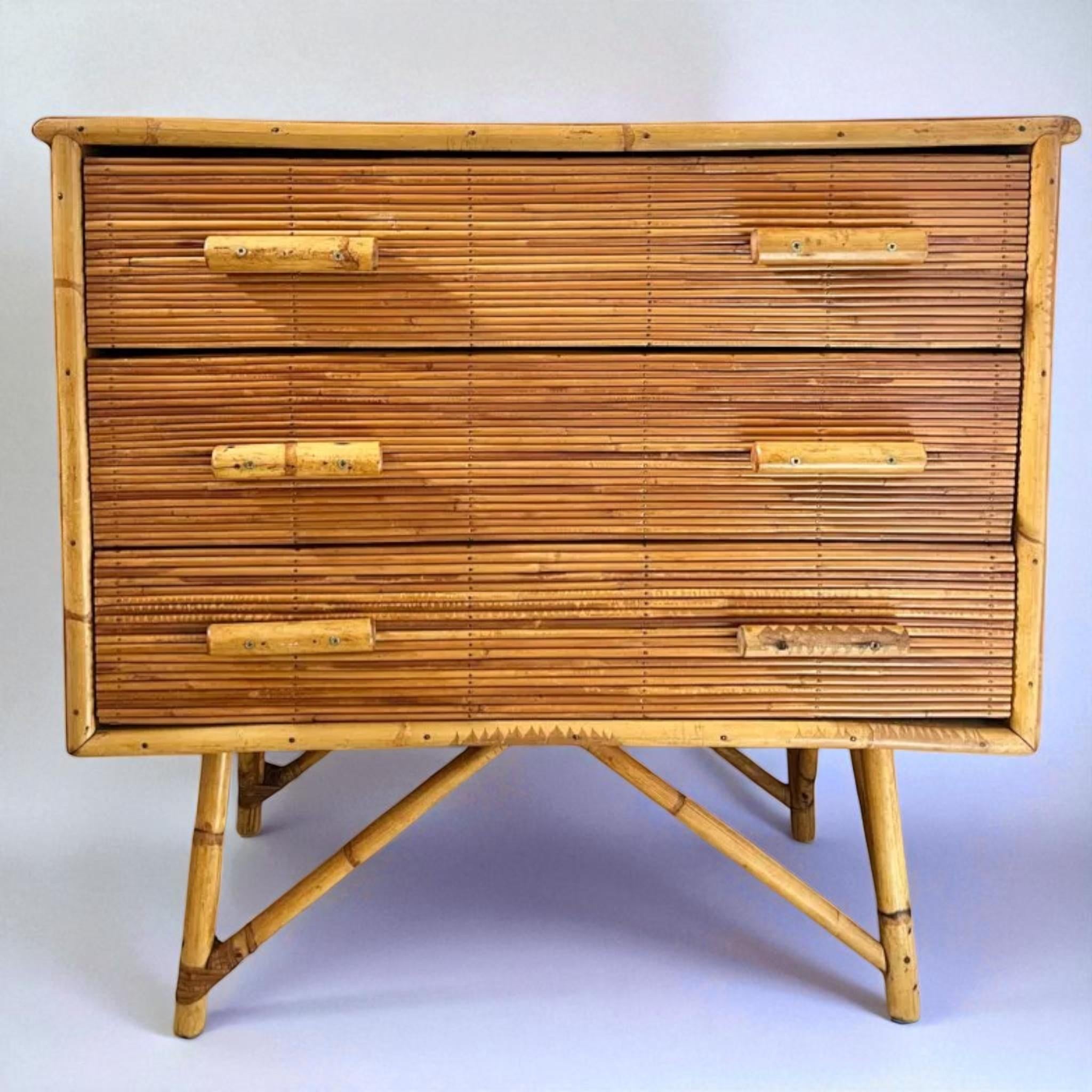 Alrededor de 1950  Diseño francés  Construcción de bambú y ratán Provincial francés en venta
