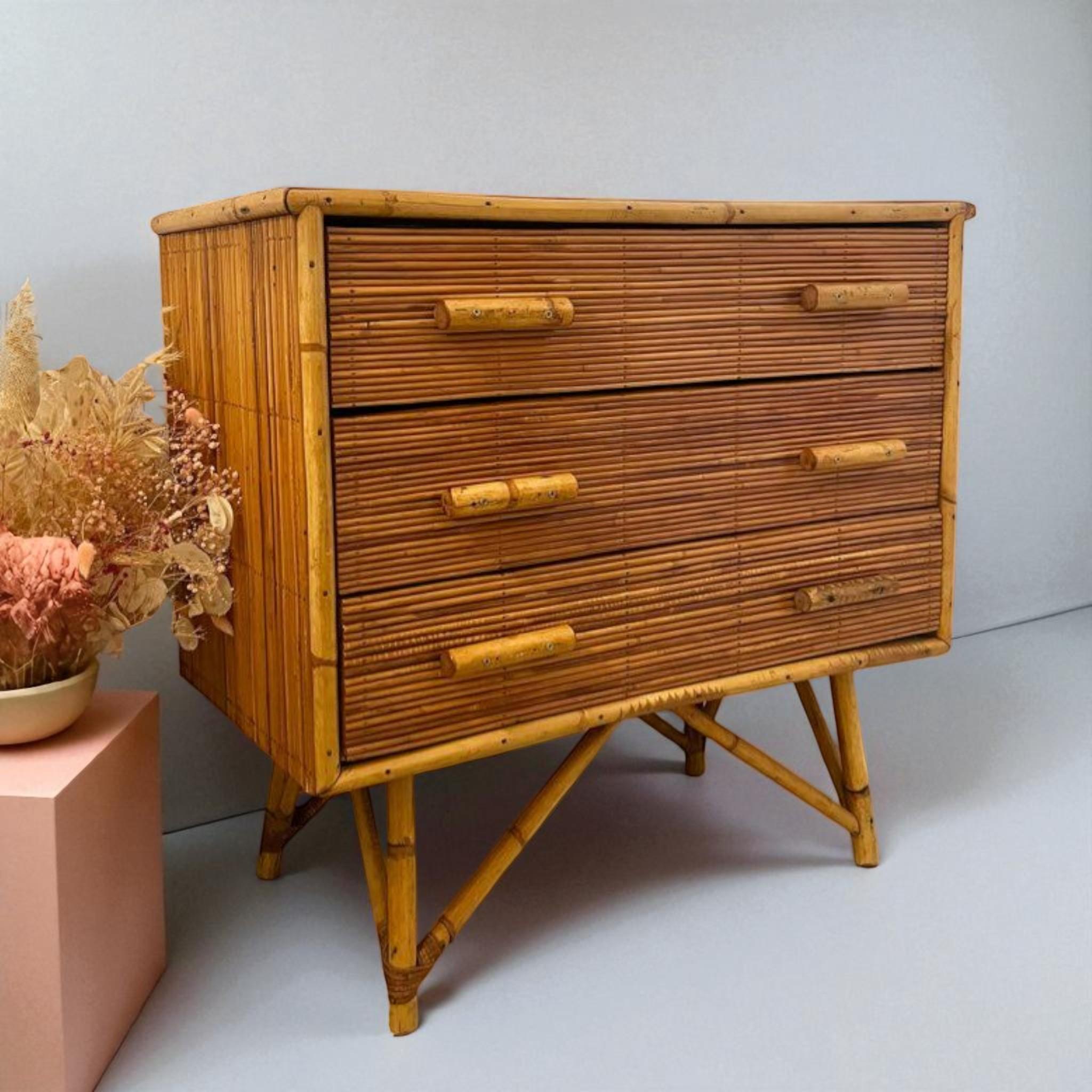 Alrededor de 1950  Diseño francés  Construcción de bambú y ratán Francés en venta