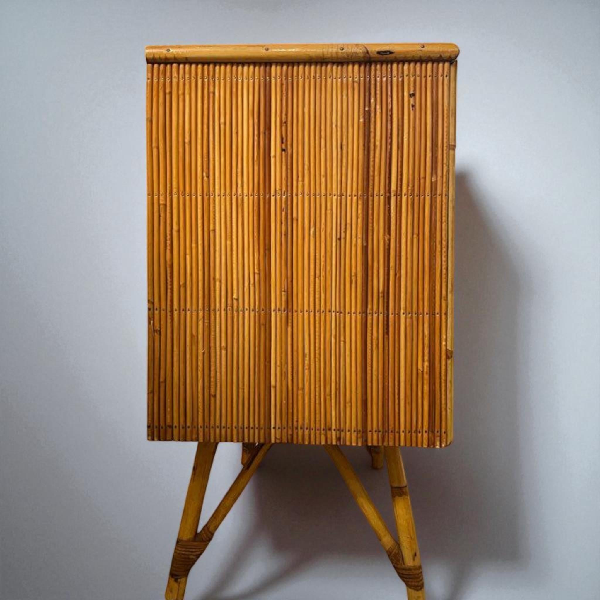 Alrededor de 1950  Diseño francés  Construcción de bambú y ratán Bambú en venta