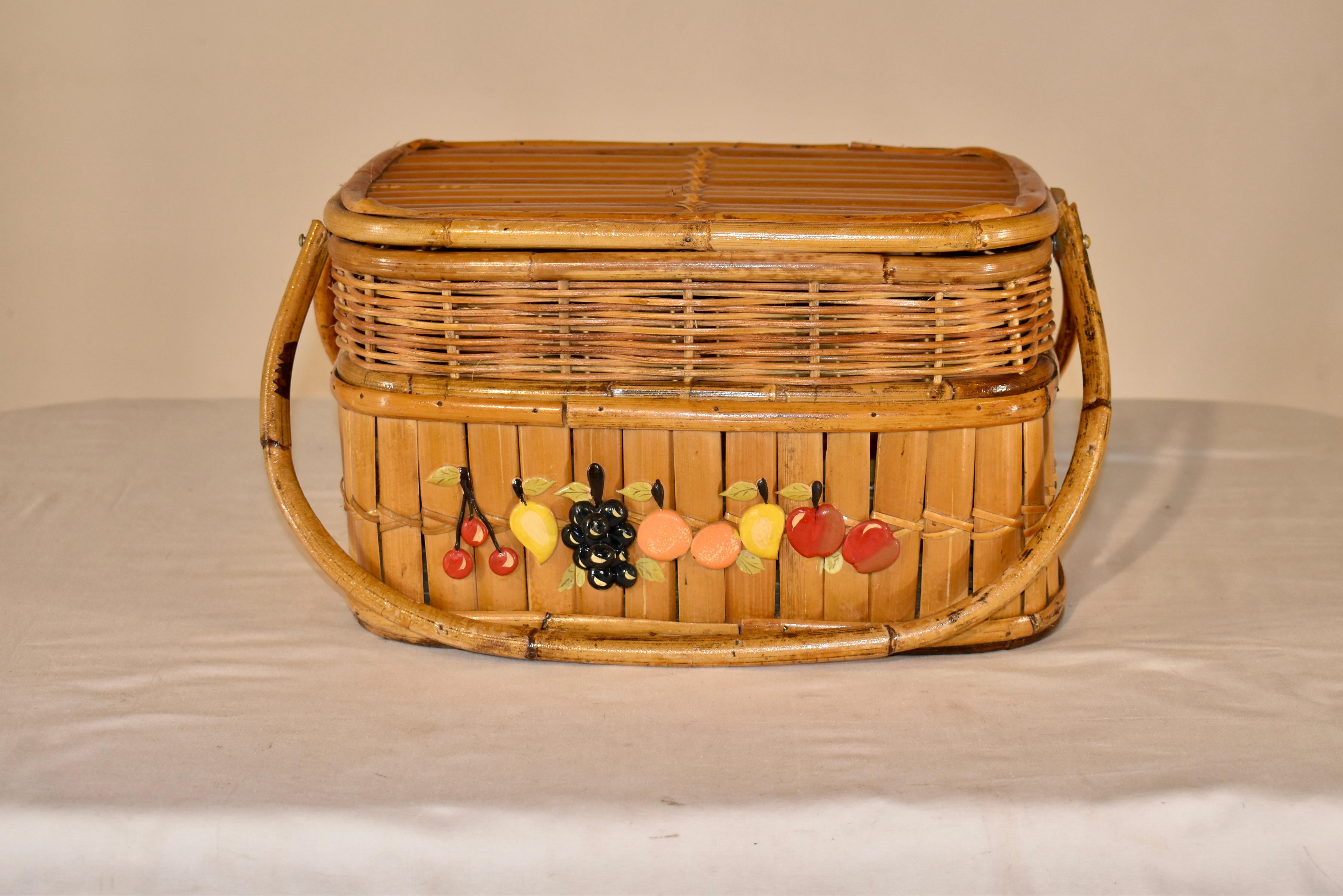 Panier à pique-nique de France datant des années CIRCA.  Le plateau est encadré de bambou et comporte également des lattes de bambou.  Les poignées sont également en bambou et sont fixées à la base du panier, qui est composée d'osier en haut et de