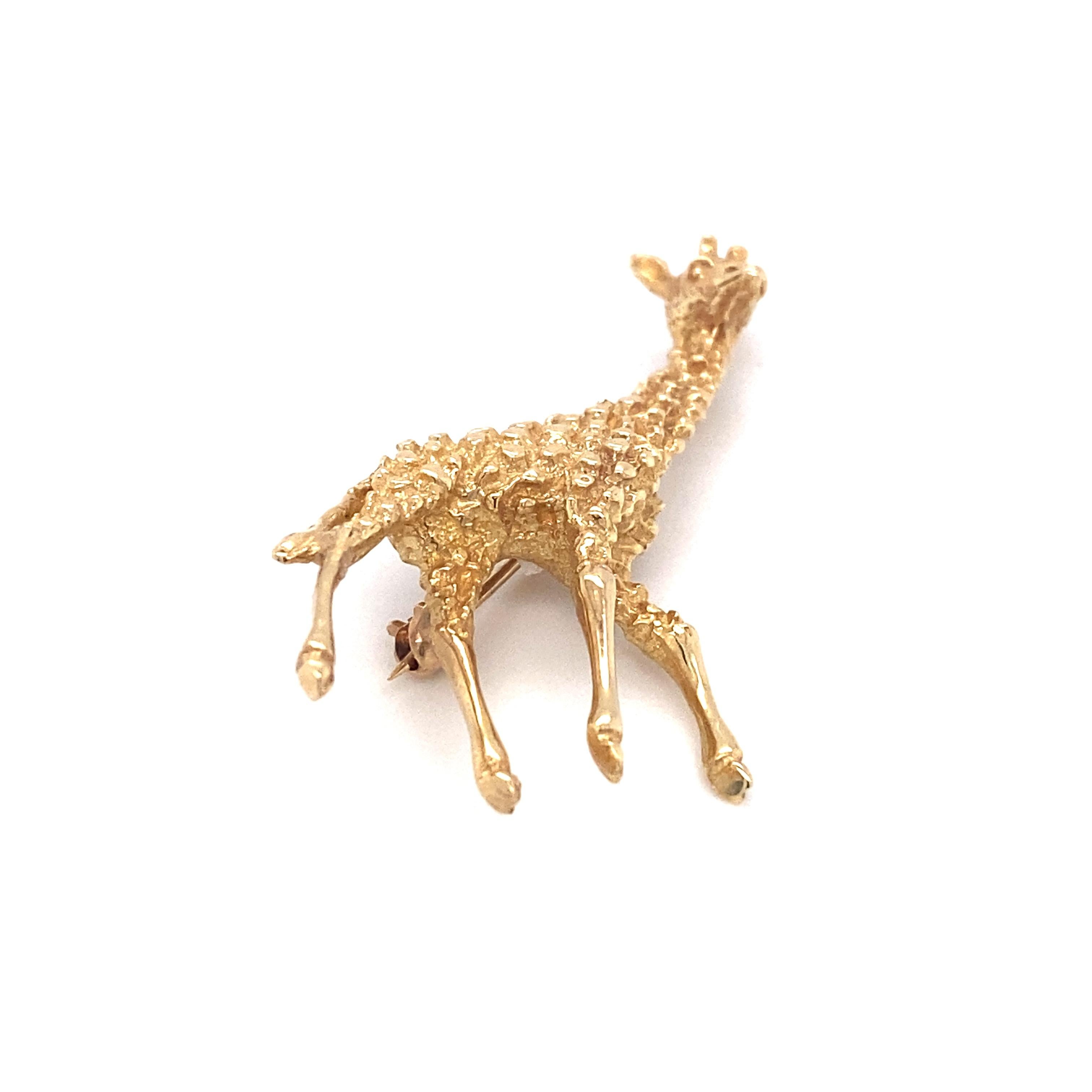 Women's or Men's Circa 1950s Retro Giraffe Brooch in 14 Karat Gold For Sale