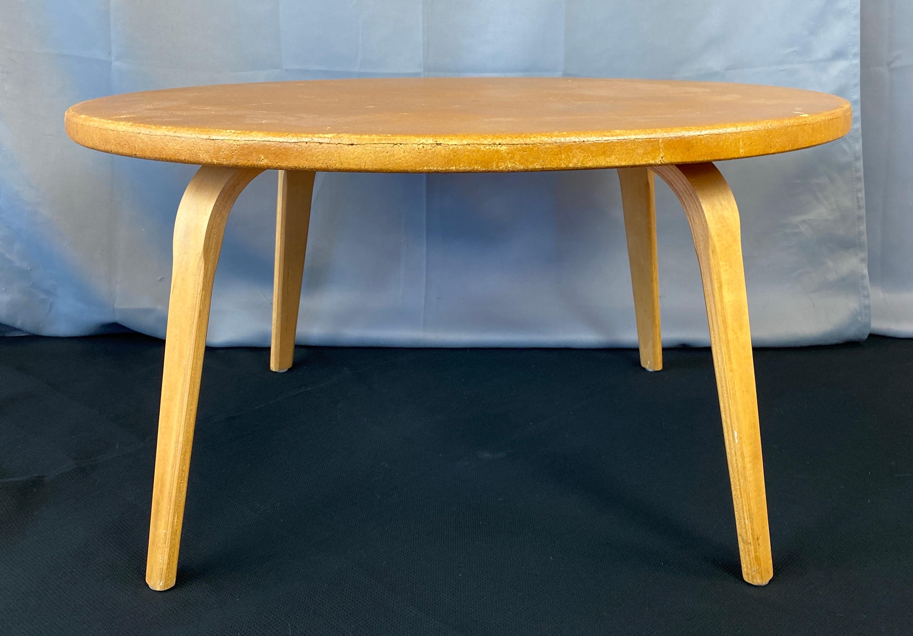 Wonderful circa 1950s round Thonet cork top coffee/cocktail table.
Four Classic Thonet bentwood legs holds up this unique tabletop, it's base is wood but covering it's sides 
and top is a nice layer of cork.