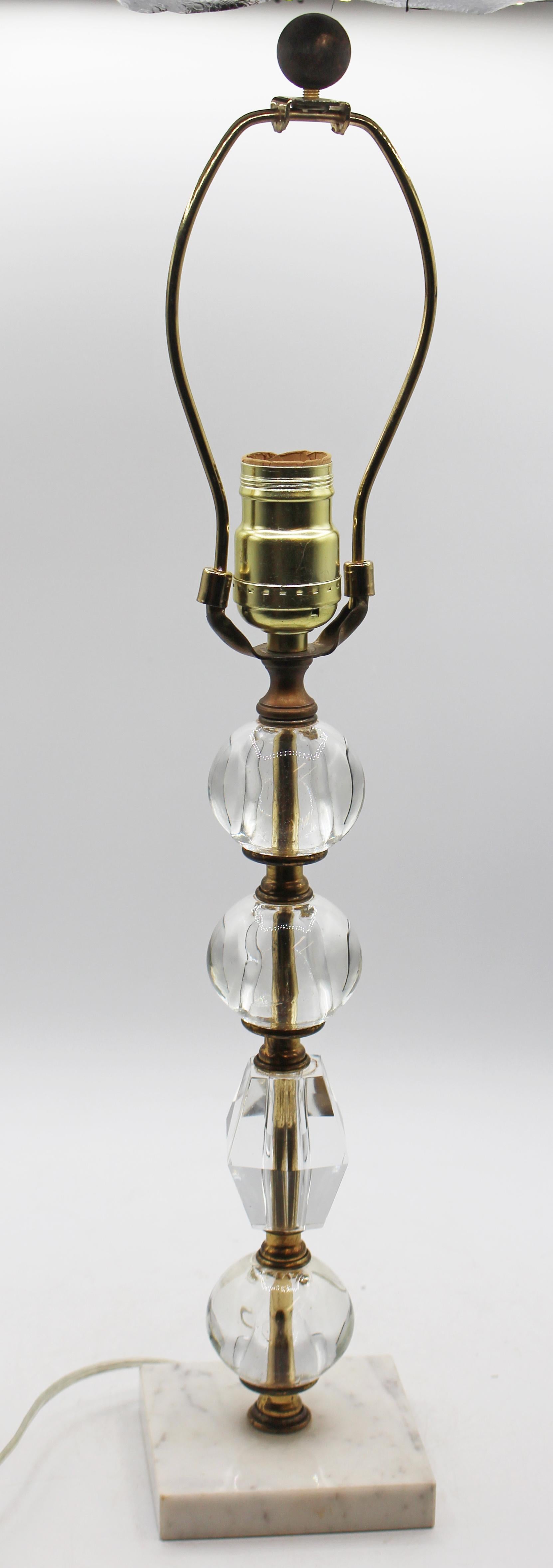 Circa 1950s Stacked Cut and Orb Crystal Lamp With Carrara Marble Base mediados del siglo XX en venta