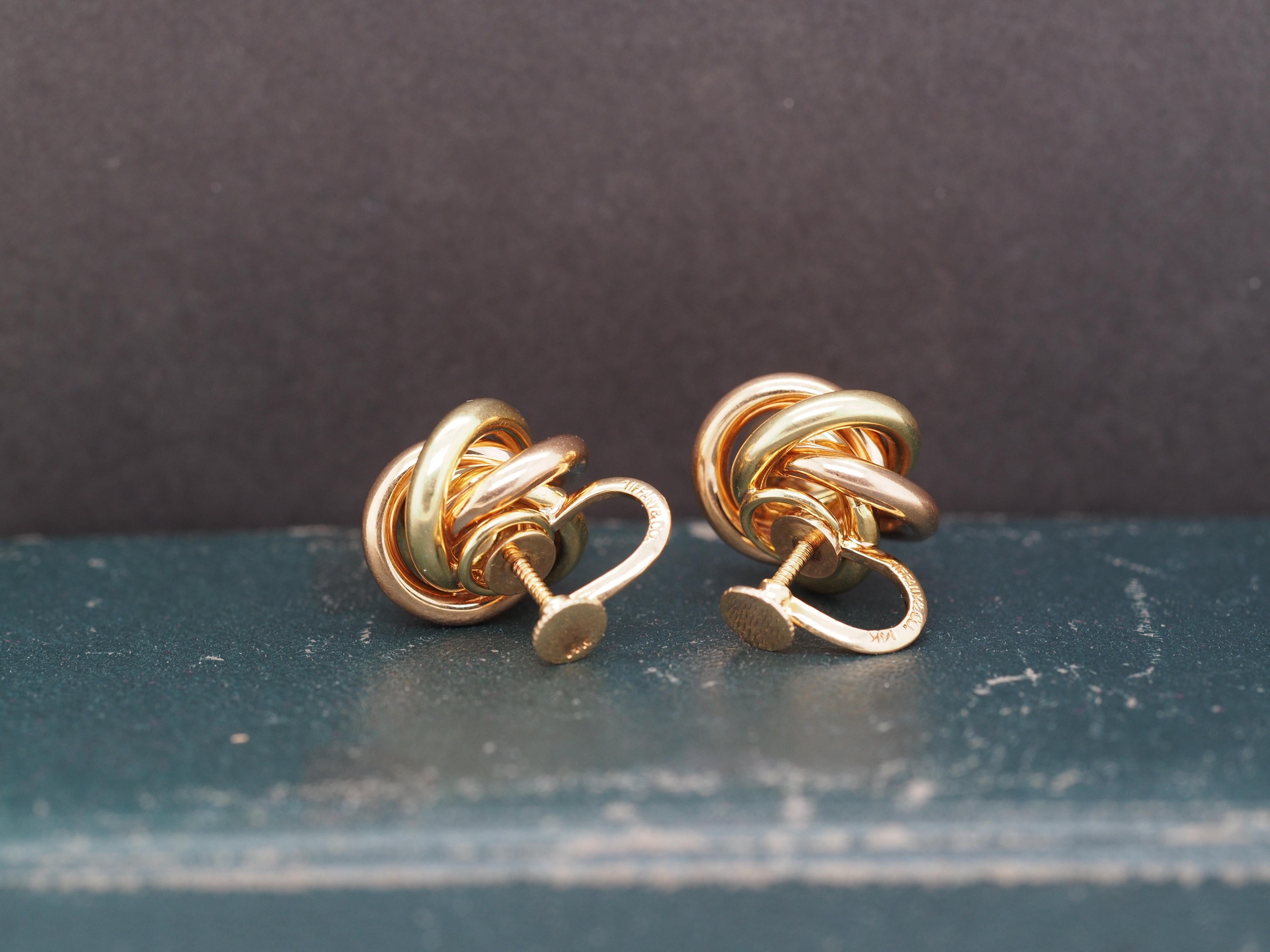 Circa 1950s Tiffany & Co 14K Yellow and Rose Gold Knot Earrings (Boucles d'oreilles en forme de nœud en or jaune et rose) Bon état - En vente à Atlanta, GA