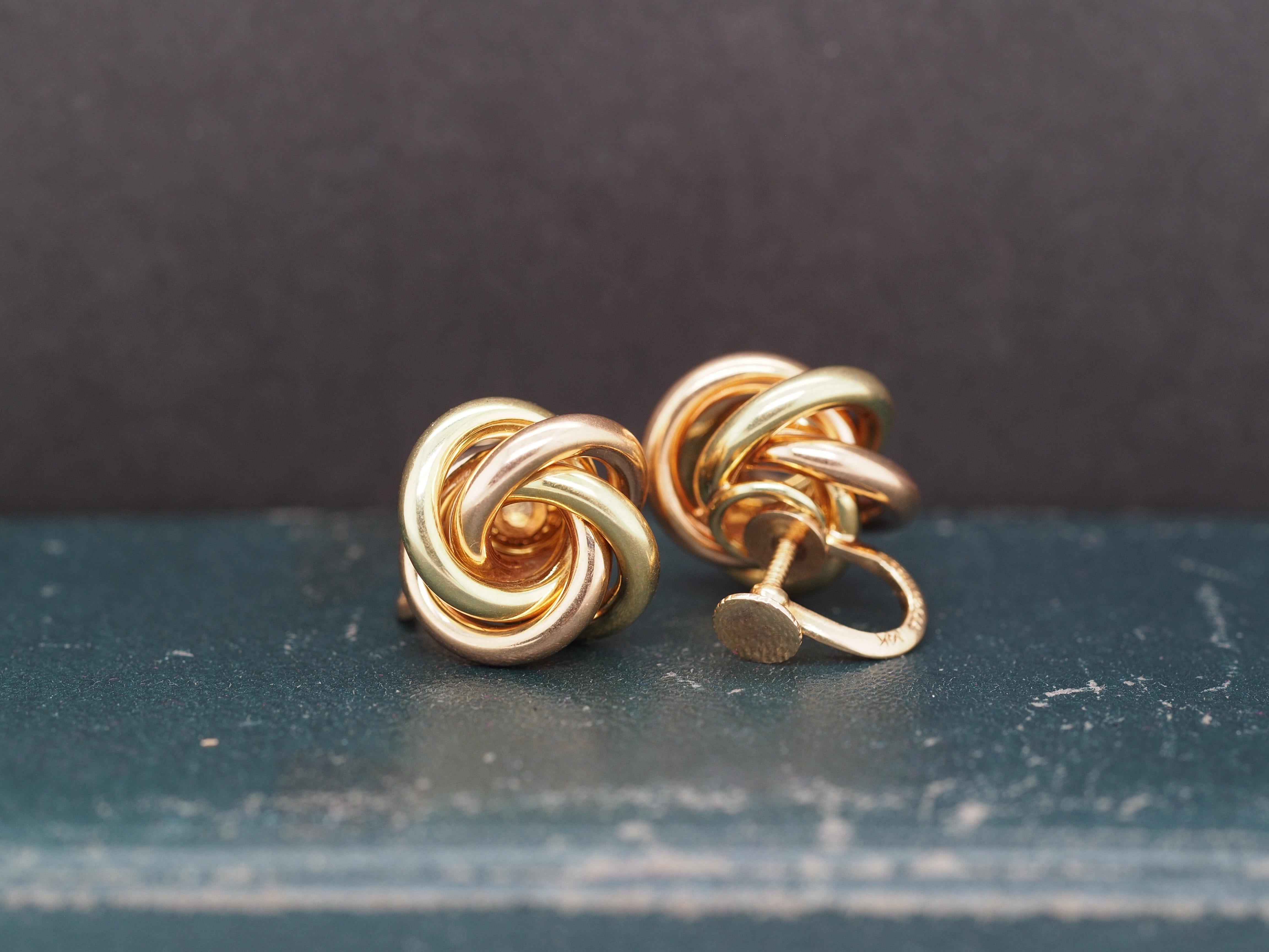 Circa 1950s Tiffany & Co 14K Yellow and Rose Gold Knot Earrings (Boucles d'oreilles en forme de nœud en or jaune et rose) Pour femmes en vente