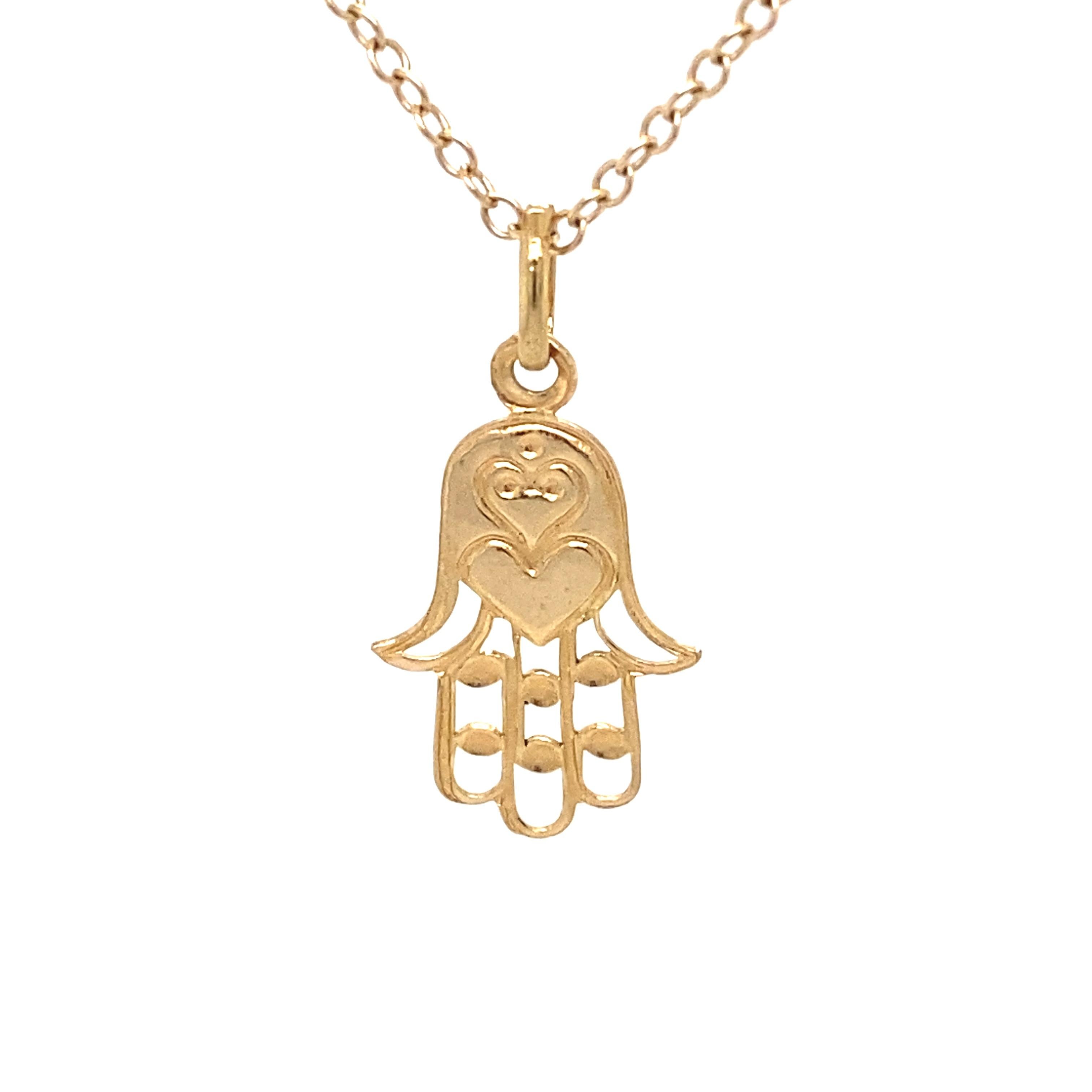Kette nicht enthalten.

Um: 1950
Metall Typ: 18 Karat Gelbgold
Gewicht: 1 Gramm
Abmessungen: 1 Zoll Länge (einschließlich Bügel)