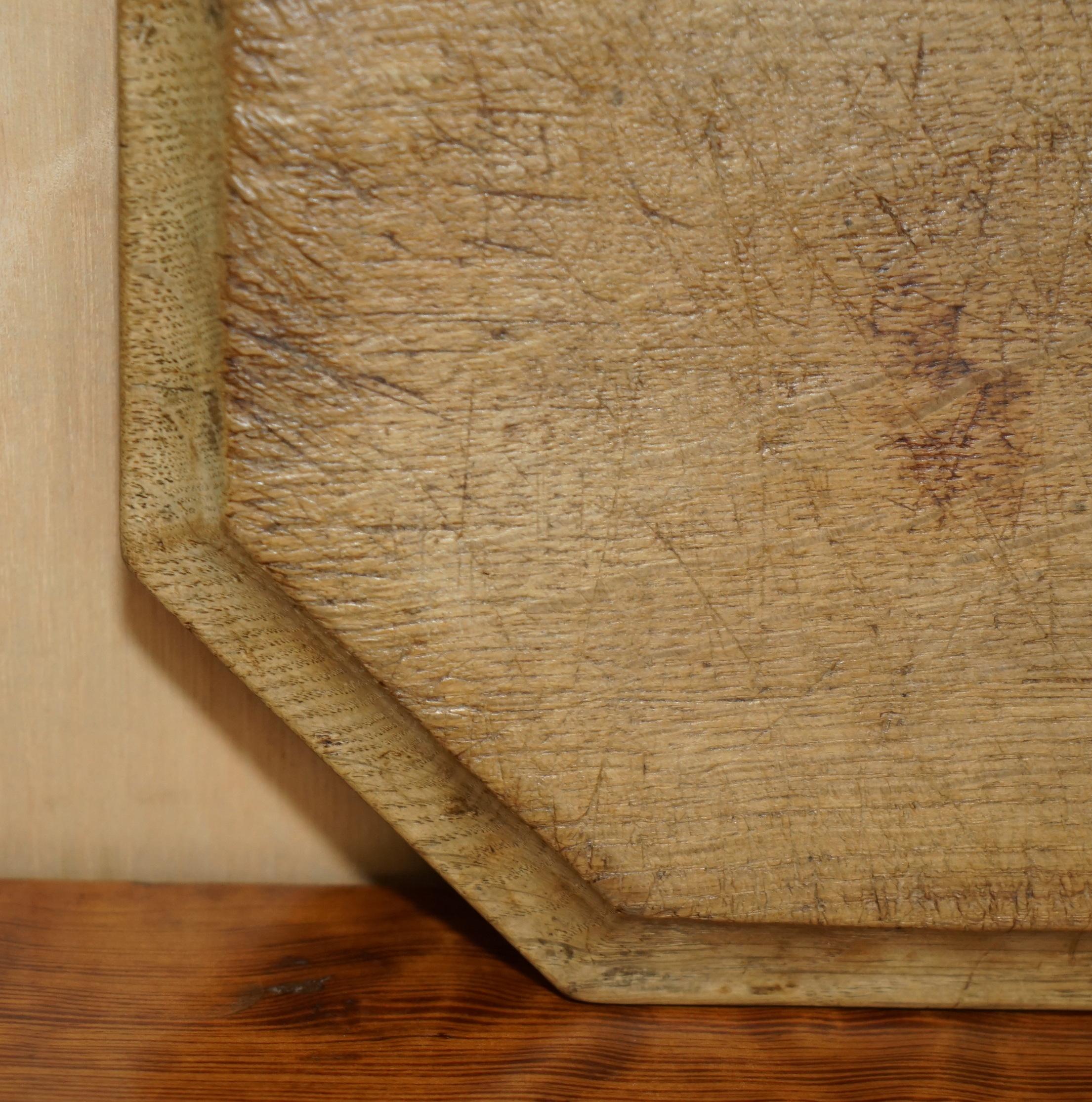 CIRCA 1950's VINTAGE HEAVILY PATINATED ROBERT MOUSEMAN THOMPSON CHOPPING BOARD In Good Condition For Sale In West Sussex, Pulborough