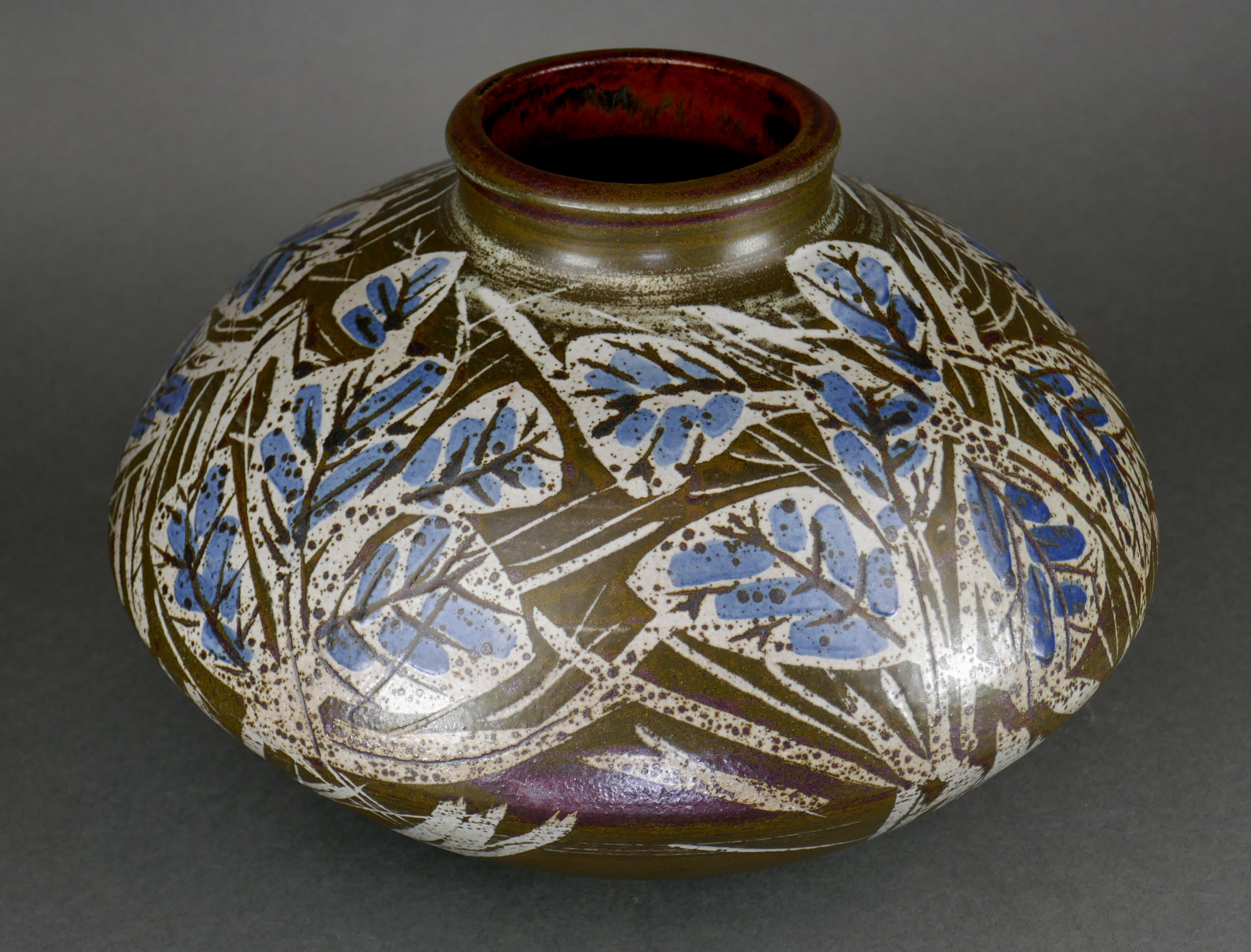 Vaso in ceramica originale del 1960 della famosa artista Amy Donaldson. Questo pezzo incarna la natura e il movimento artigianale. Le dimensioni sono notevoli: 12