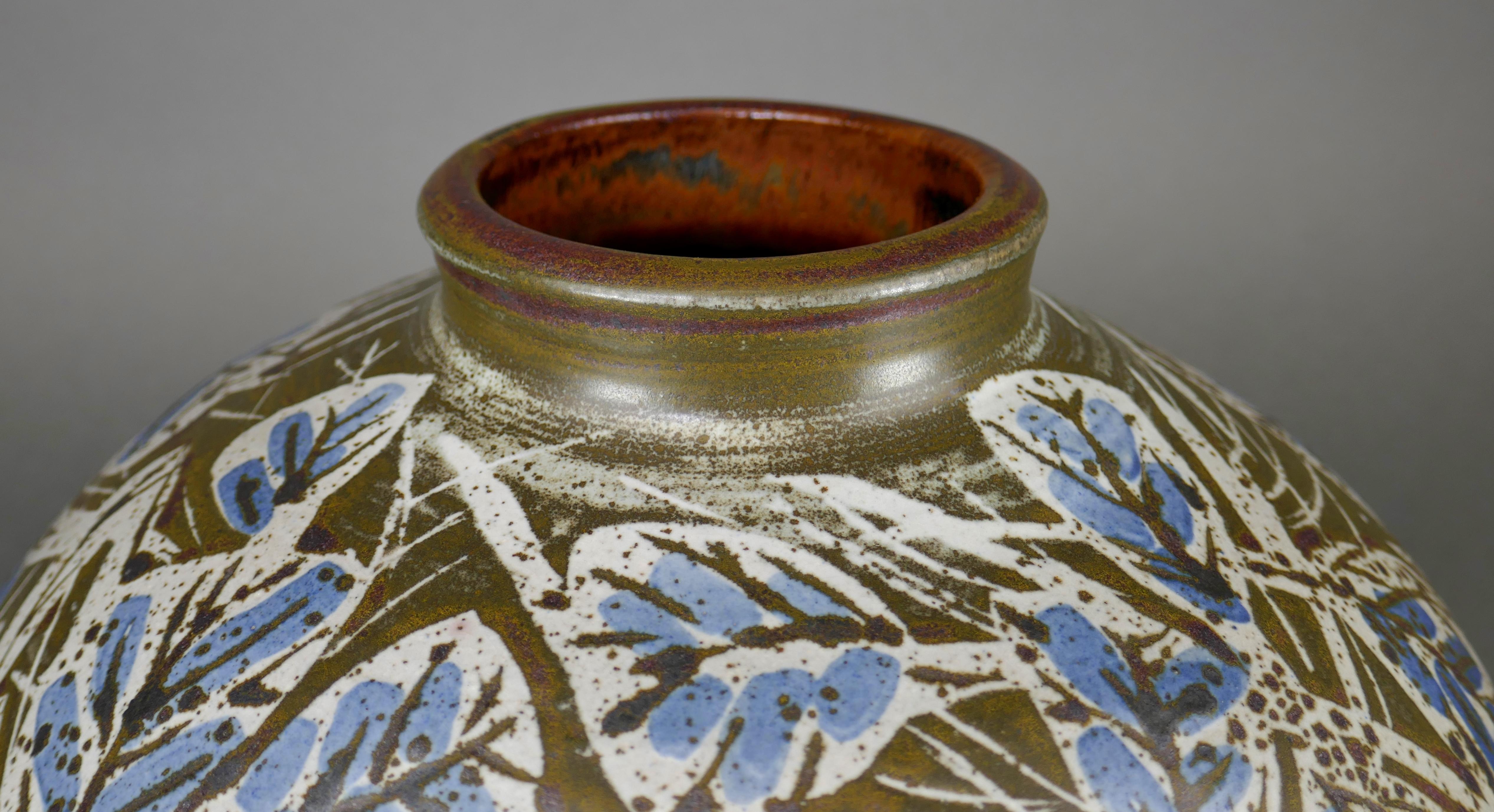 Fatto a mano Vaso in ceramica dipinto a mano di Amy Donaldson del 1960 circa in vendita