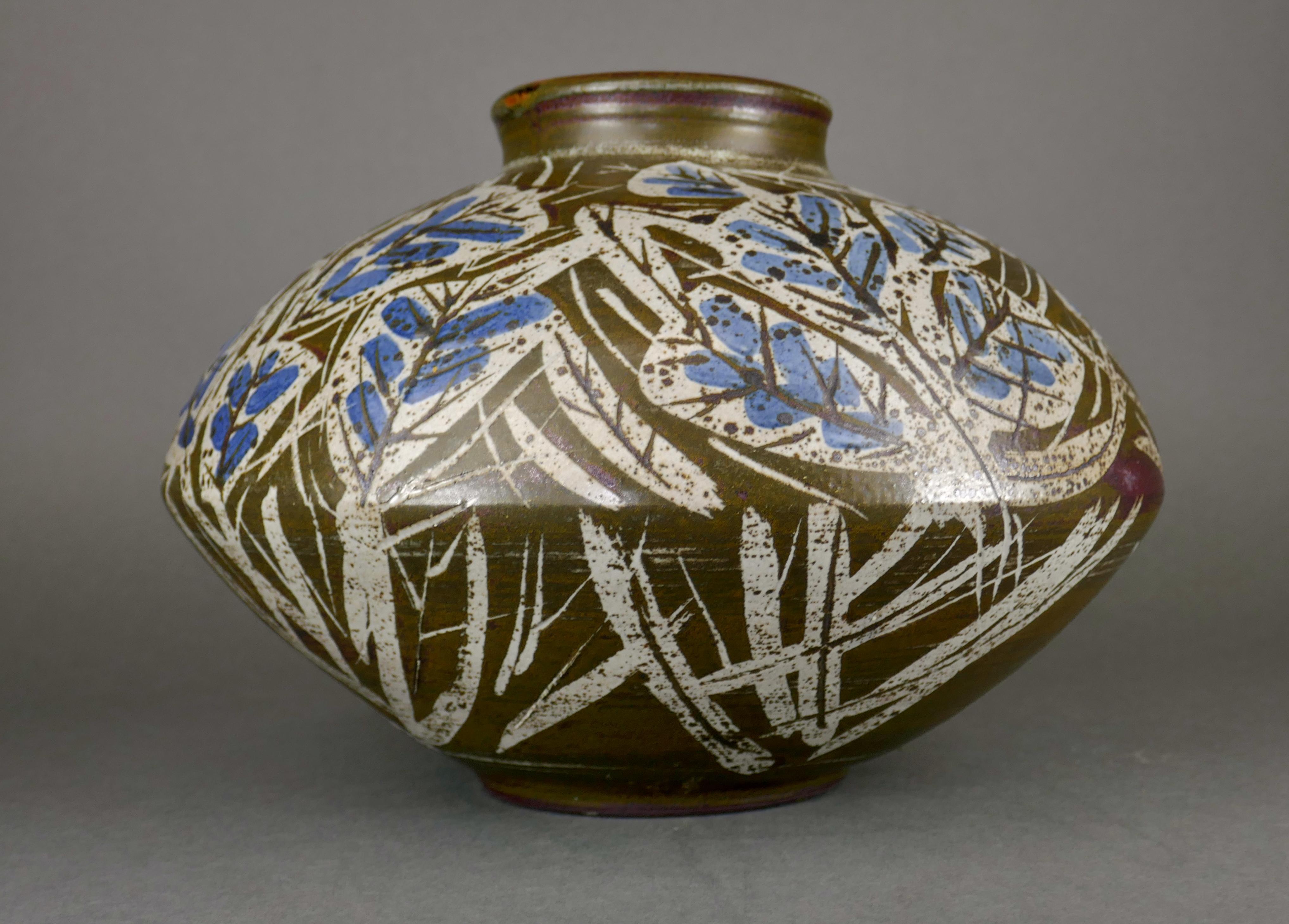 Vaso in ceramica dipinto a mano di Amy Donaldson del 1960 circa In condizioni buone in vendita a San Juan Capistrano, CA