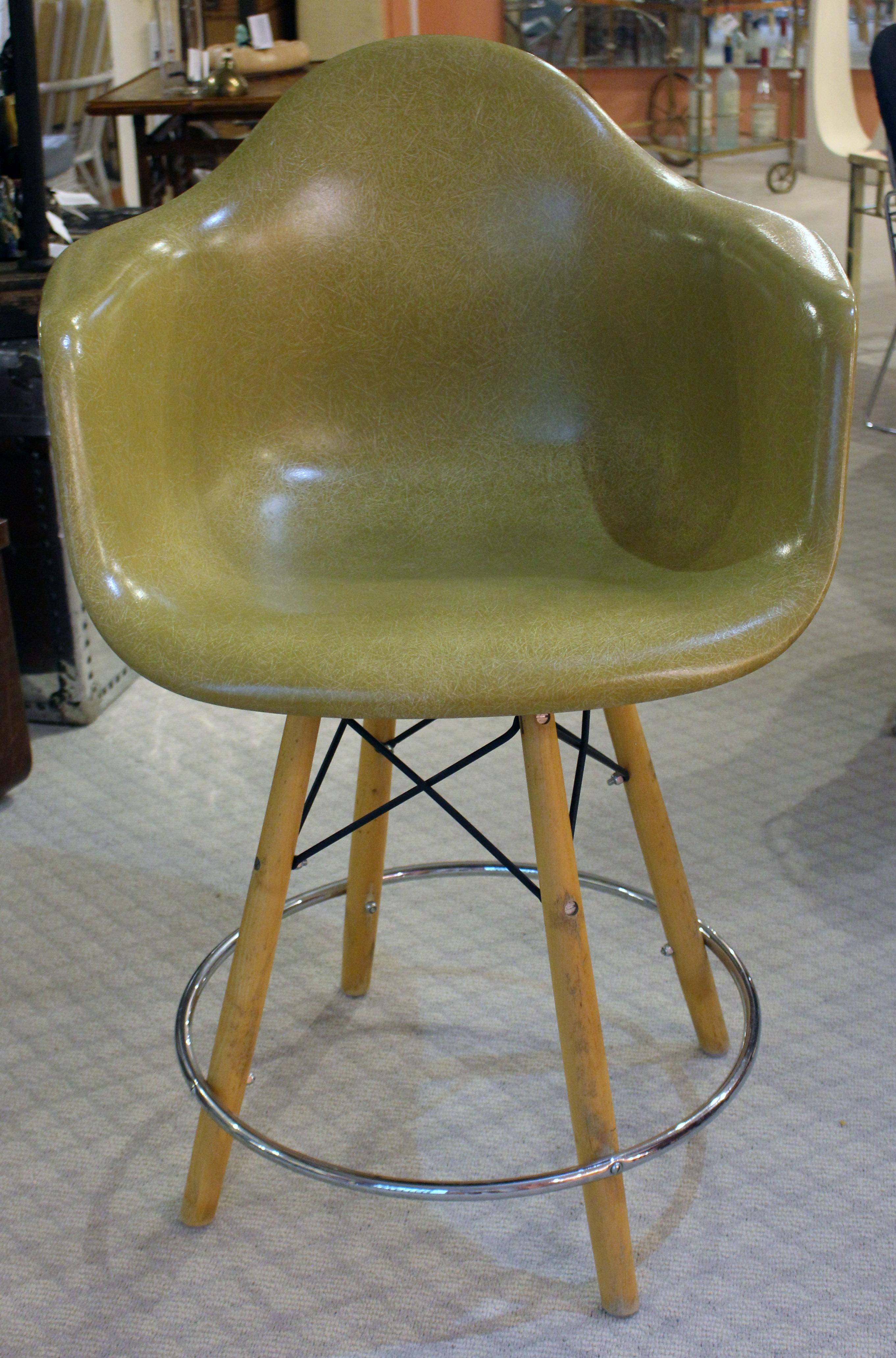 Circa 1960 tabouret de bar par Charles Eames pour Herman Miller. Le siège en fibre de verre moulé est le même que celui utilisé pour les chaises, large et confortable. La base est en bouleau et les 
