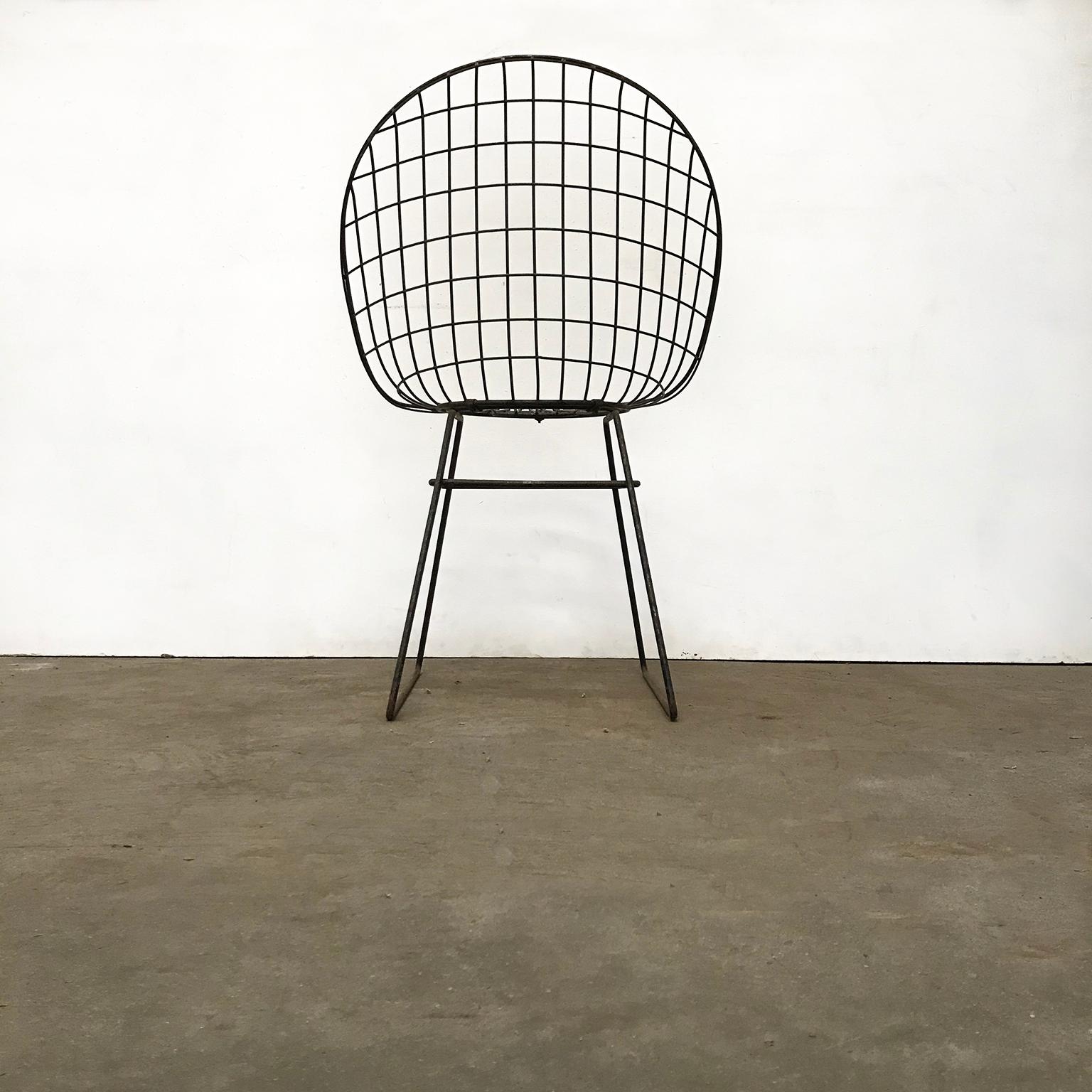 Silla de comedor de alambre negro con bellas curvas y elegante silueta, hacia 1960 en venta 3