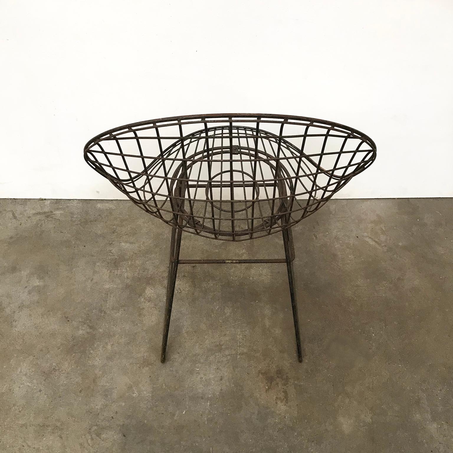 Black Wire Dining Chair with Beautiful Curves and Elegant Silhouet, circa 1960 For Sale 3