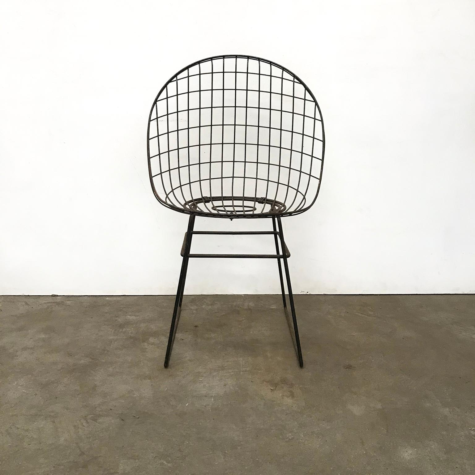 Black Wire Dining Chair with Beautiful Curves and Elegant Silhouet, circa 1960 For Sale 4