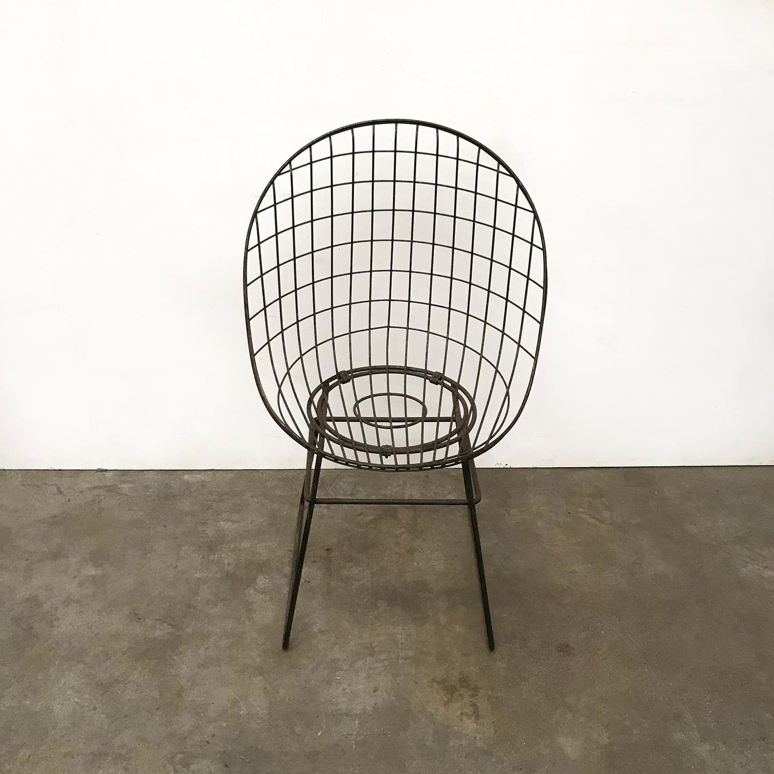 Silla de comedor de alambre negro con bellas curvas y elegante silueta, hacia 1960 en venta 6