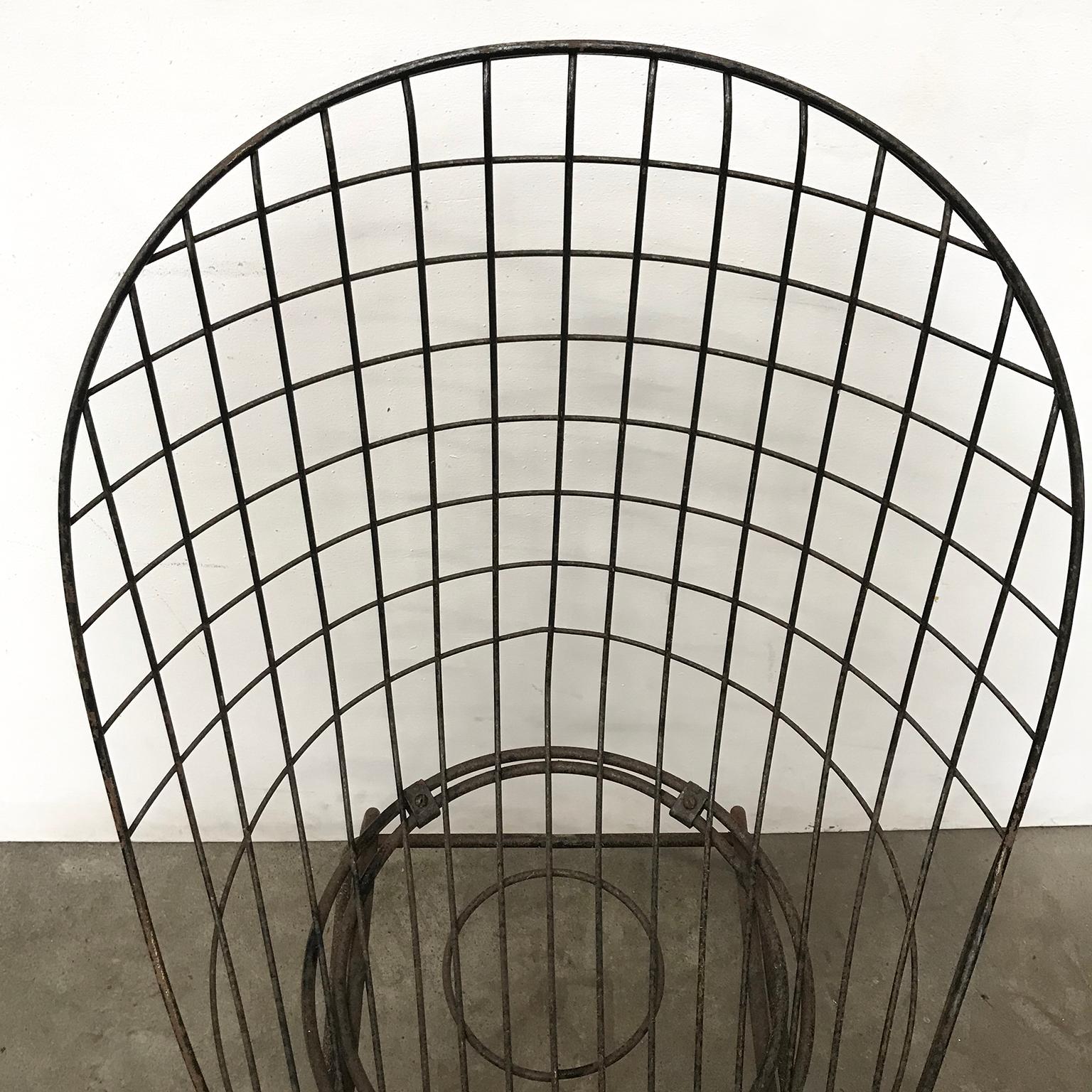 Silla de comedor de alambre negro con bellas curvas y elegante silueta, hacia 1960 en venta 10
