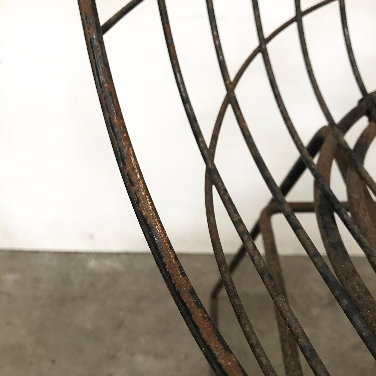 Silla de comedor de alambre negro con bellas curvas y elegante silueta, hacia 1960 en venta 13